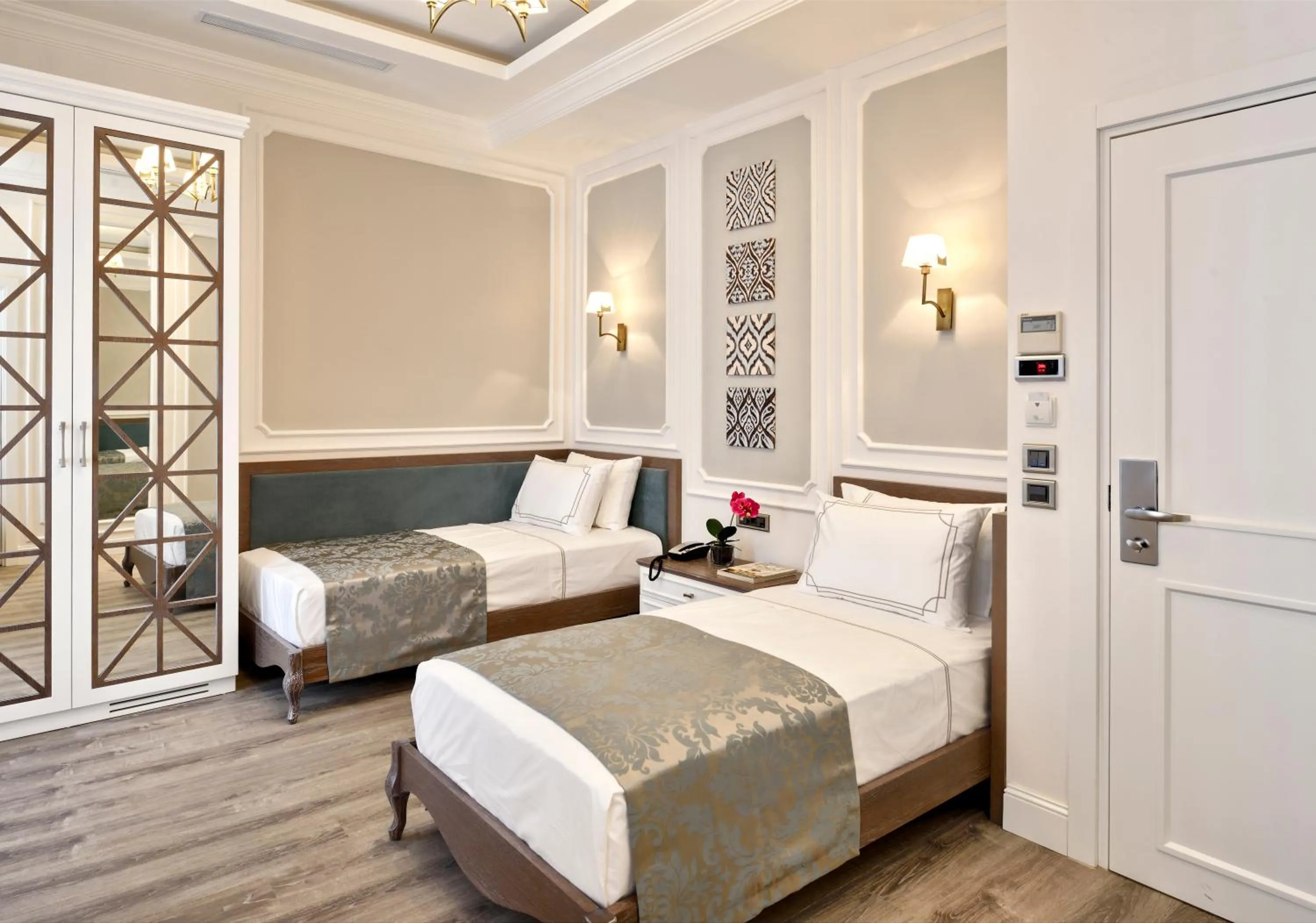 Bed in Mirrors Hotel İstanbul Taksim City Center