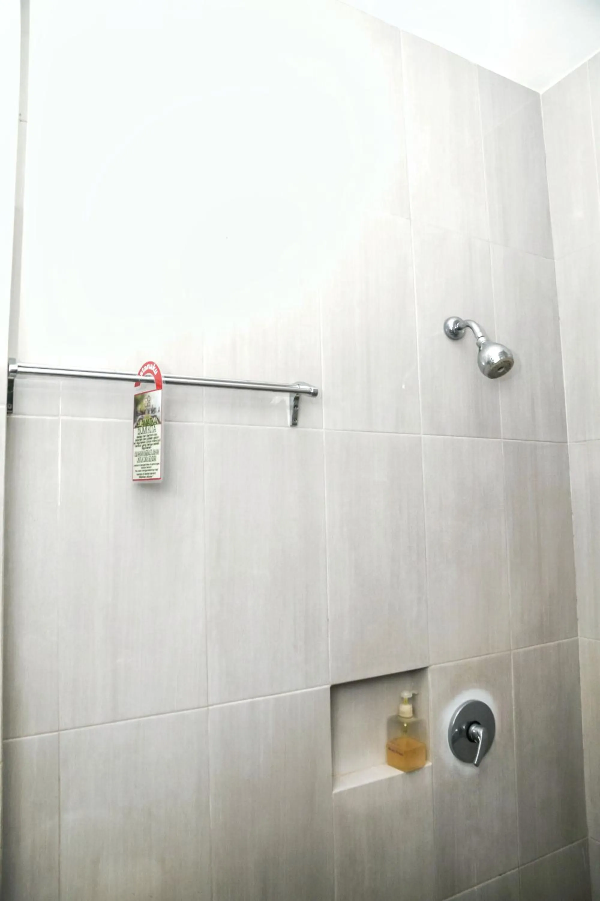 Shower in Istanaku Guesthouse 2