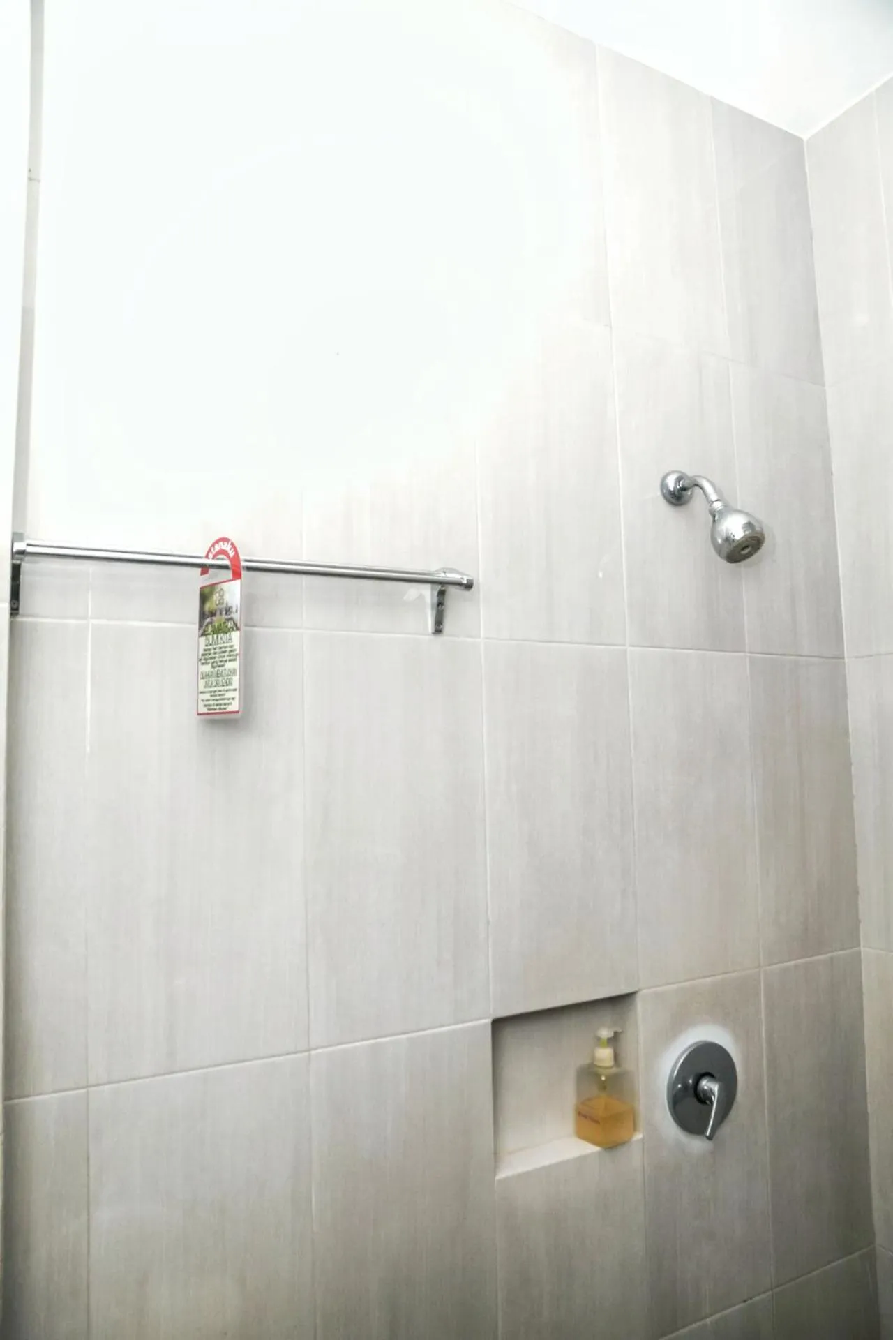 Shower in Istanaku Guesthouse 2