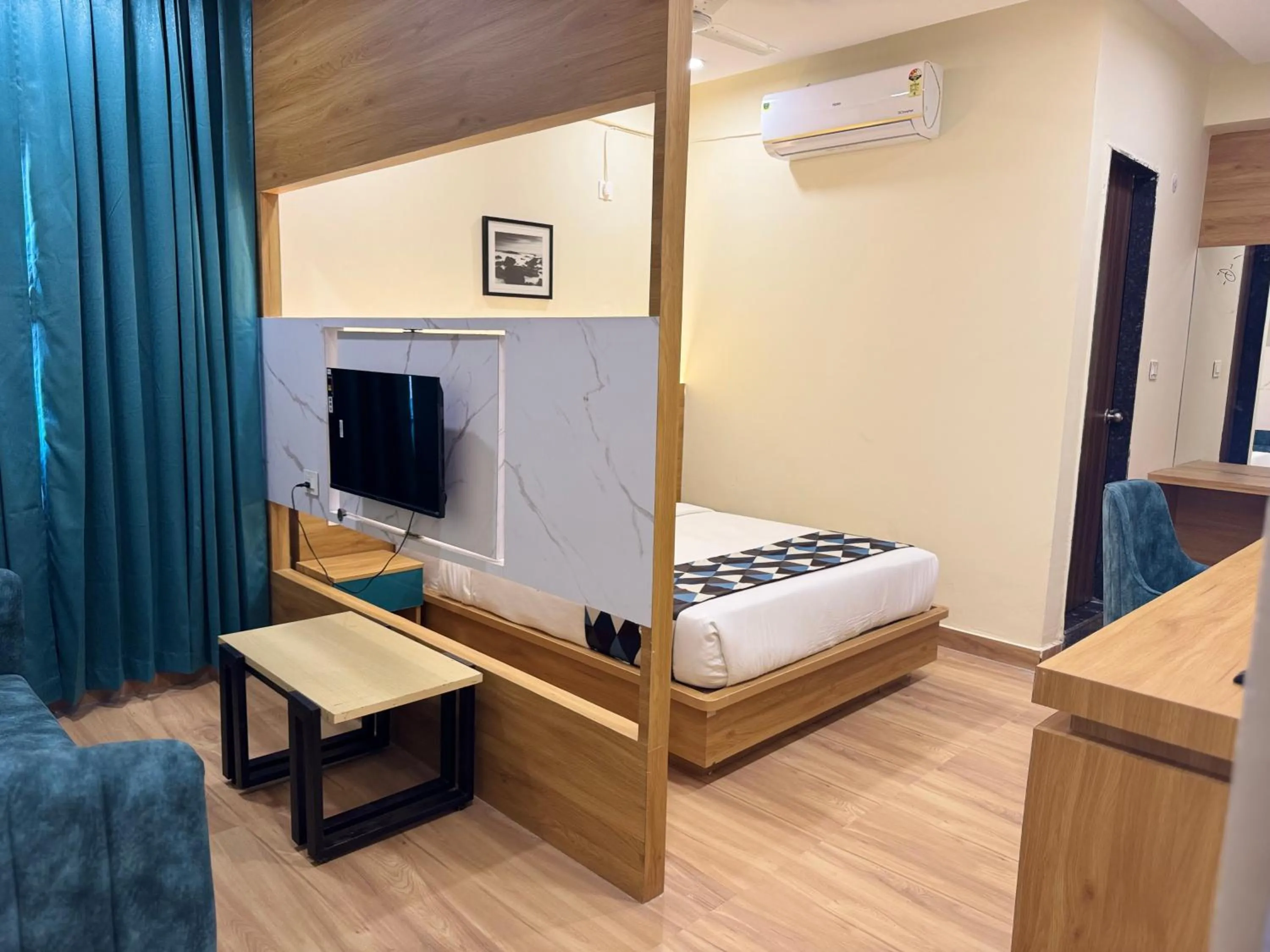 Bedroom, Bed in White Ridge Premium Hotel - Hitec City