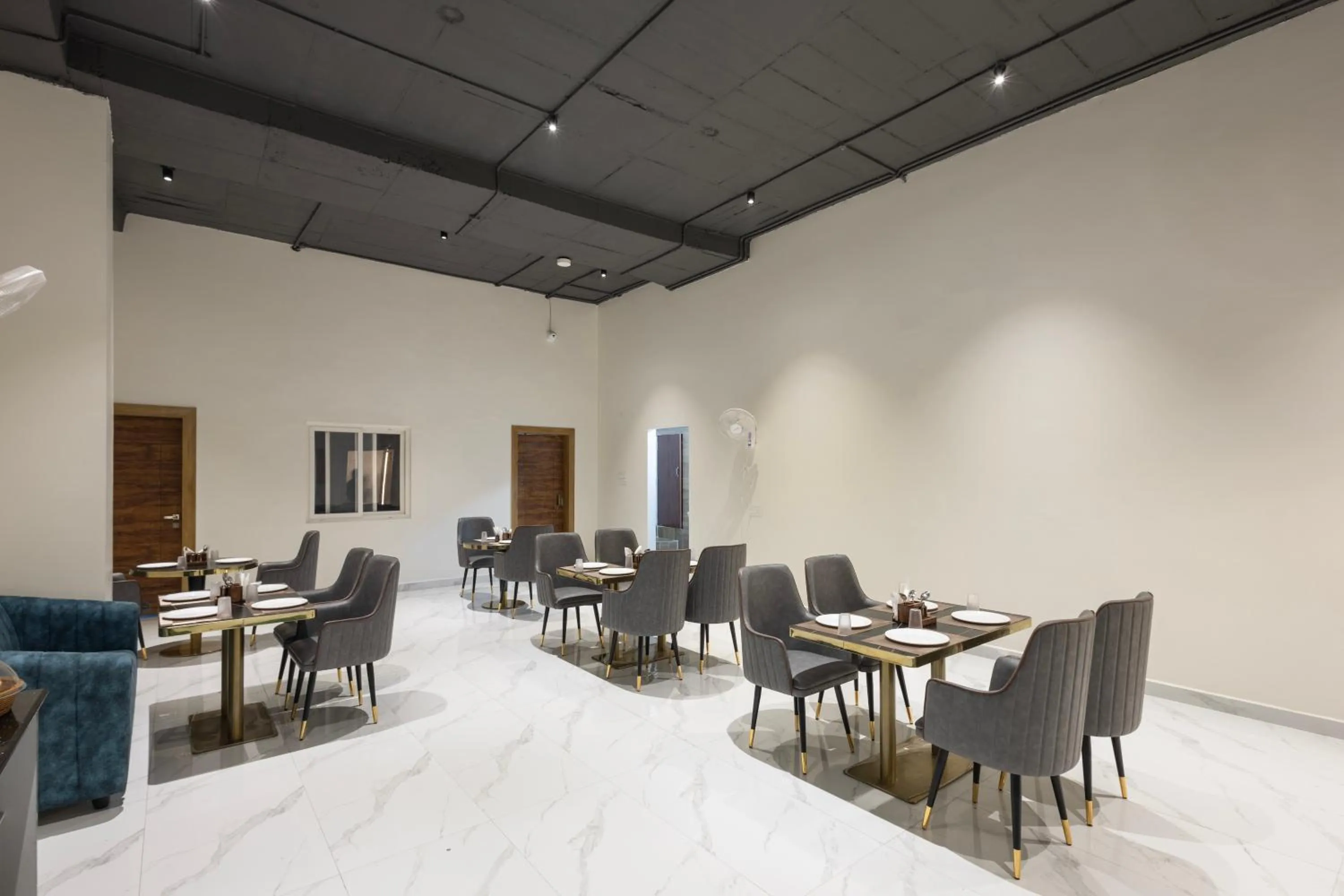 Restaurant/places to eat in White Ridge Premium Hotel - Hitec City