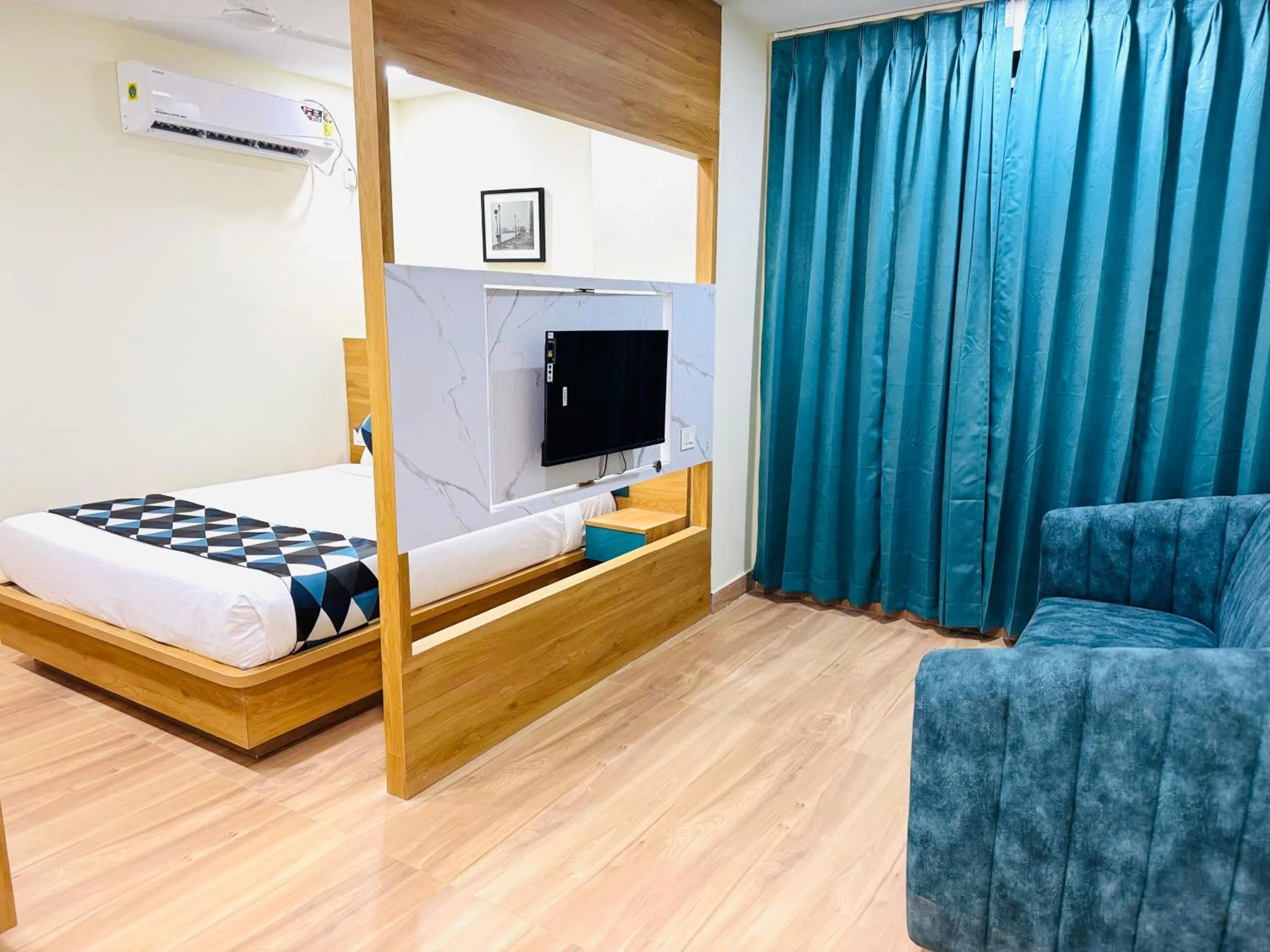 Bedroom, Bed in White Ridge Premium Hotel - Hitec City
