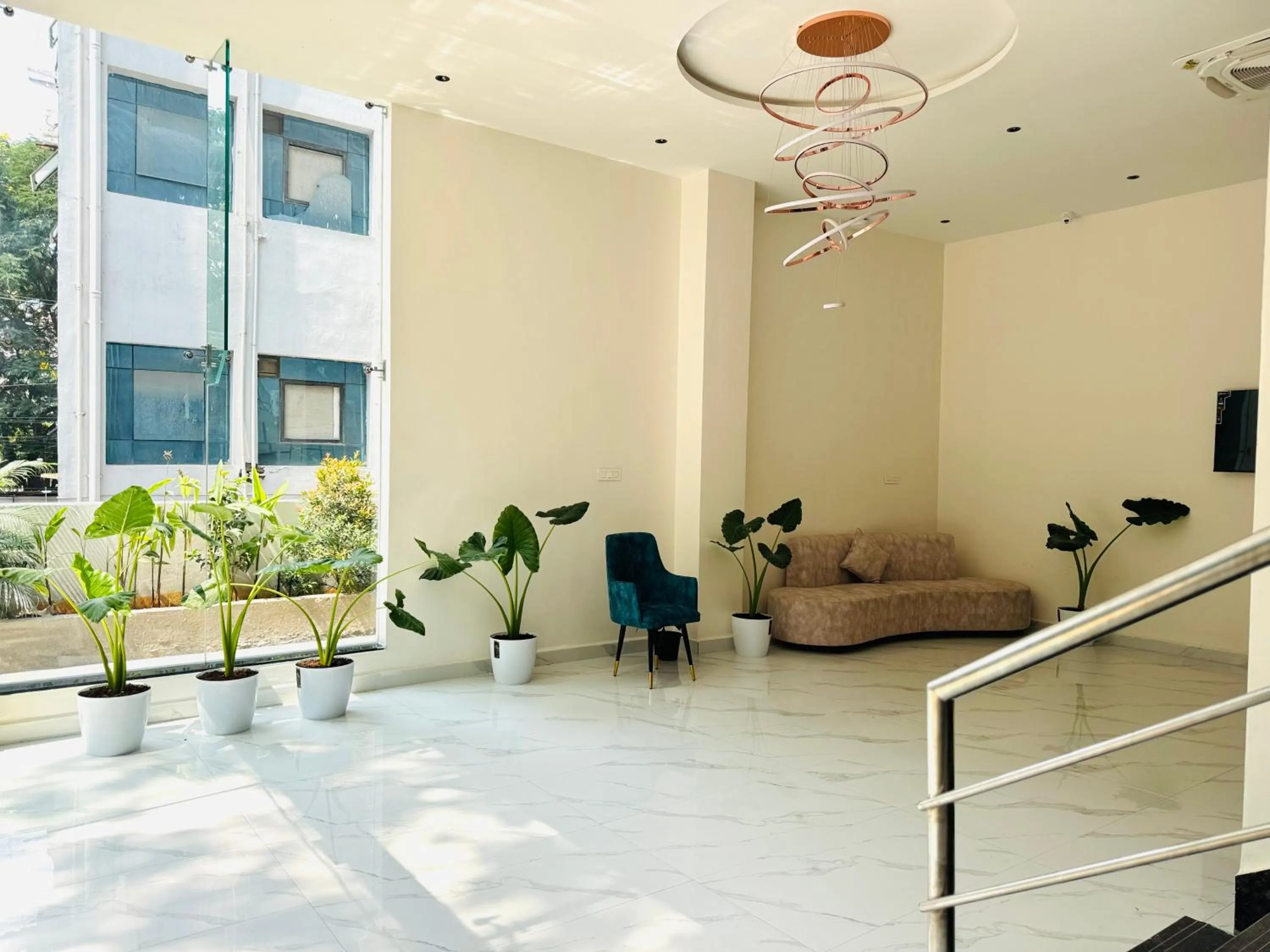 Living room in White Ridge Premium Hotel - Hitec City