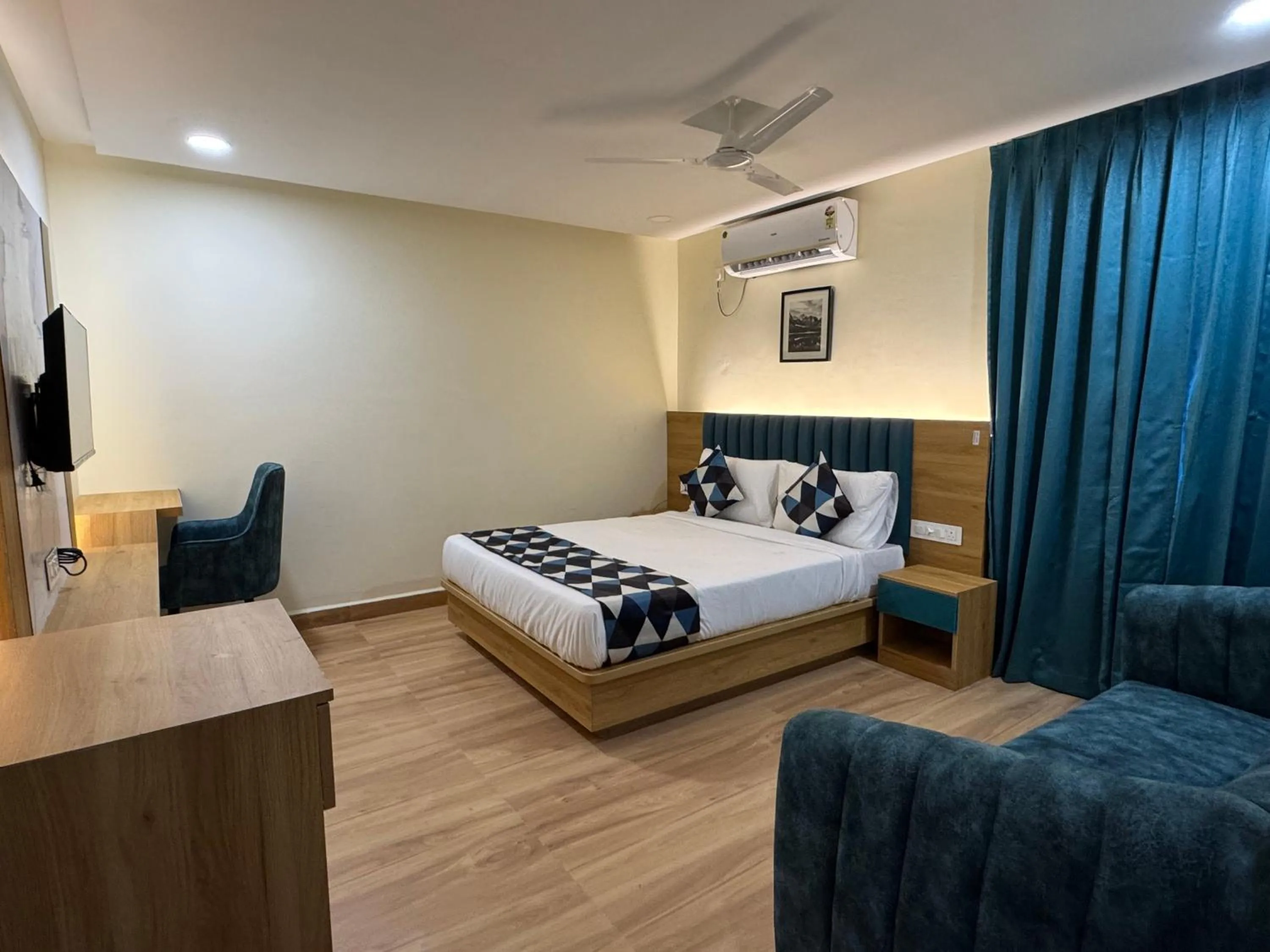 Bedroom, Bed in White Ridge Premium Hotel - Hitec City