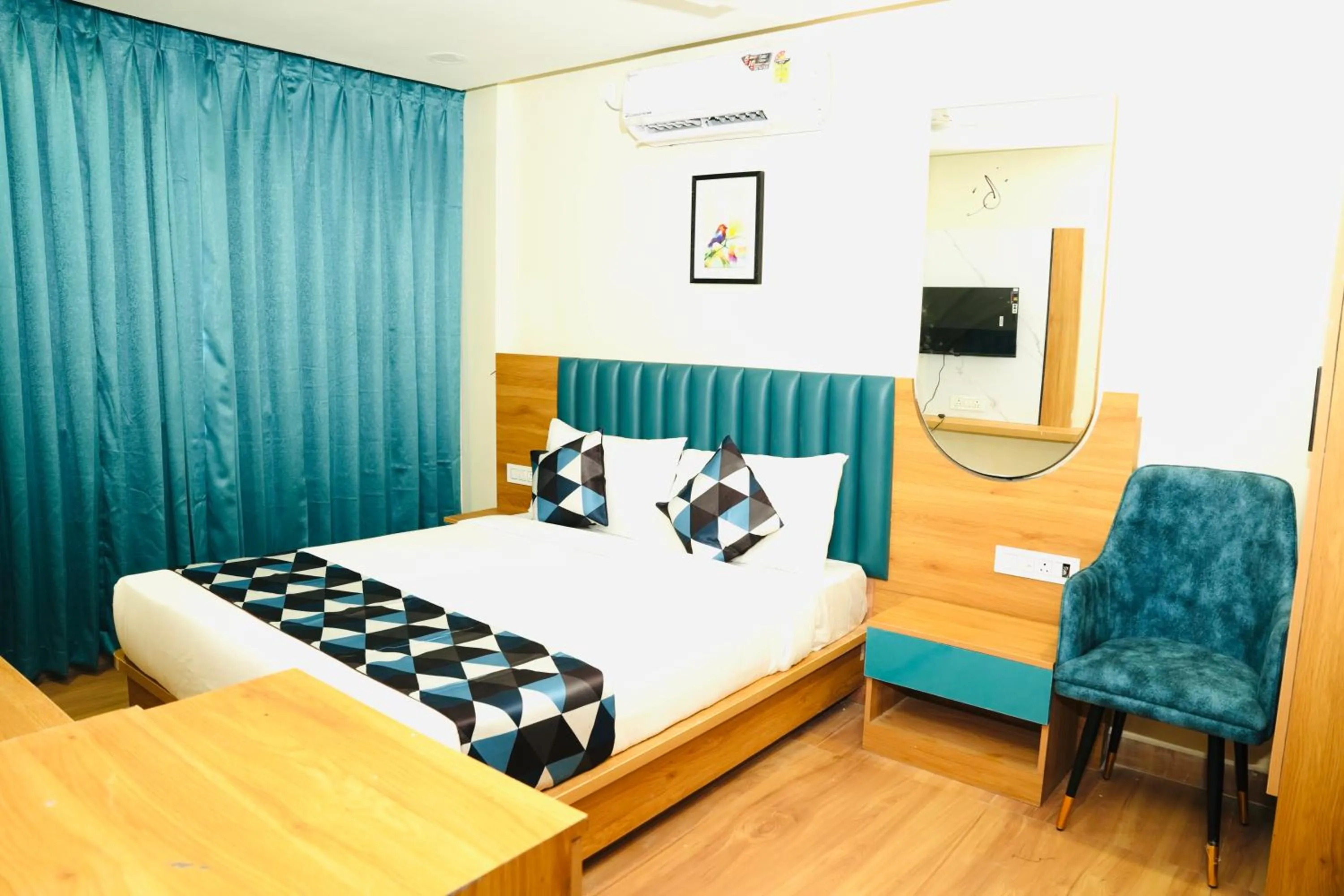 Bedroom, Bed in White Ridge Premium Hotel - Hitec City