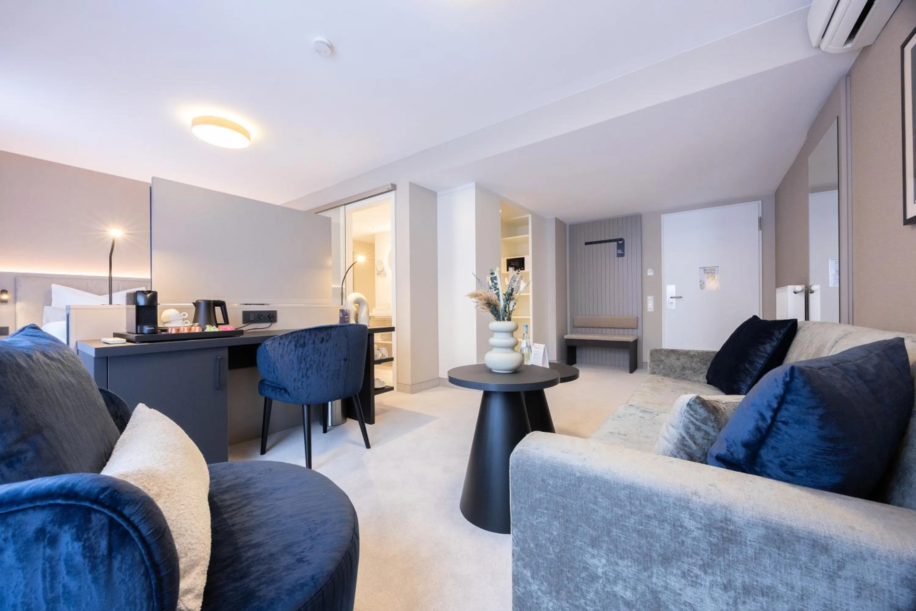 Seating area in Digital Hotel Kronjuwel by BRIGHT Waldkirch - Self Check-in