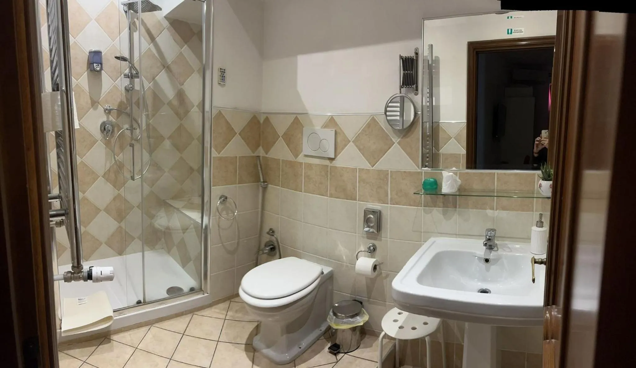 Shower in B&B La Perla di Roma