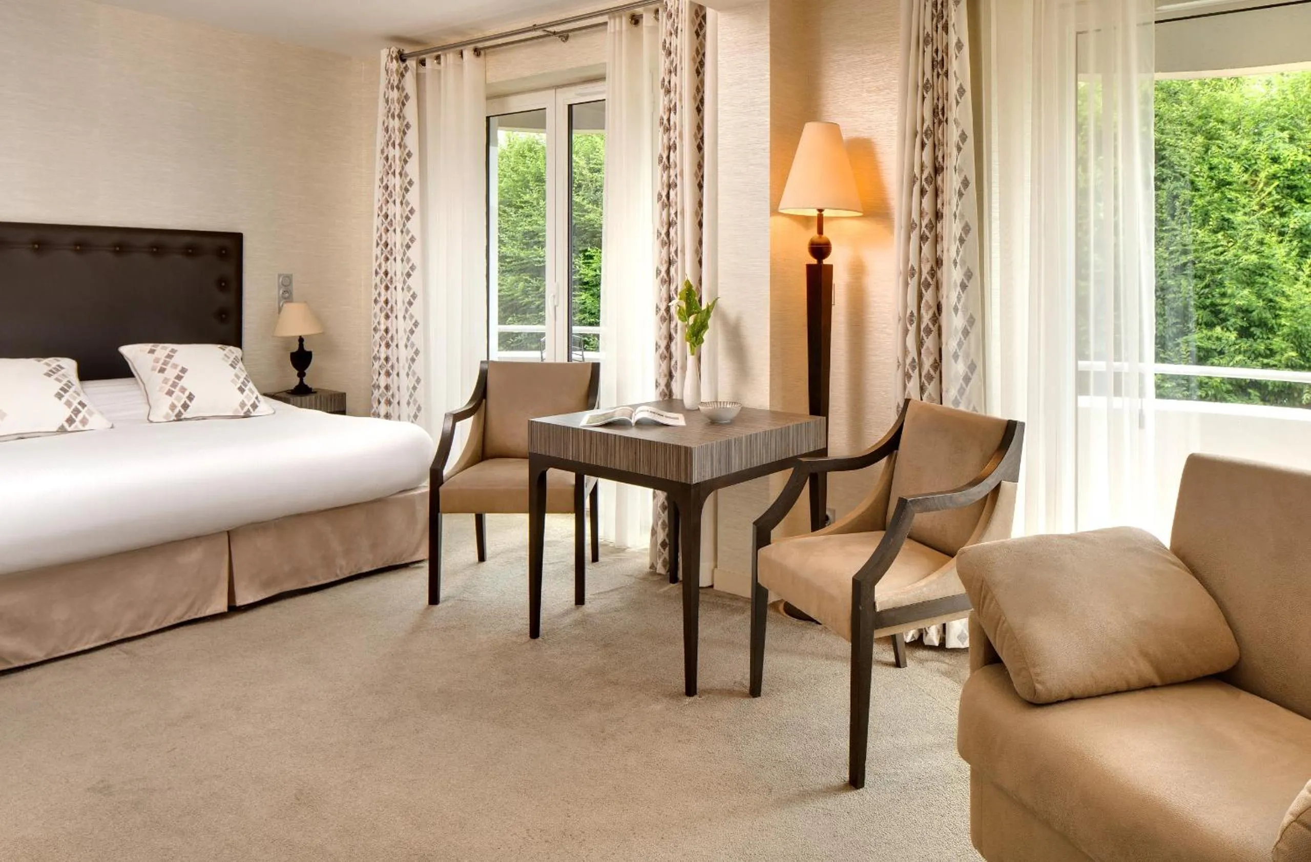 Photo of the whole room, Bed in Grand Hôtel de Solesmes - Teritoria