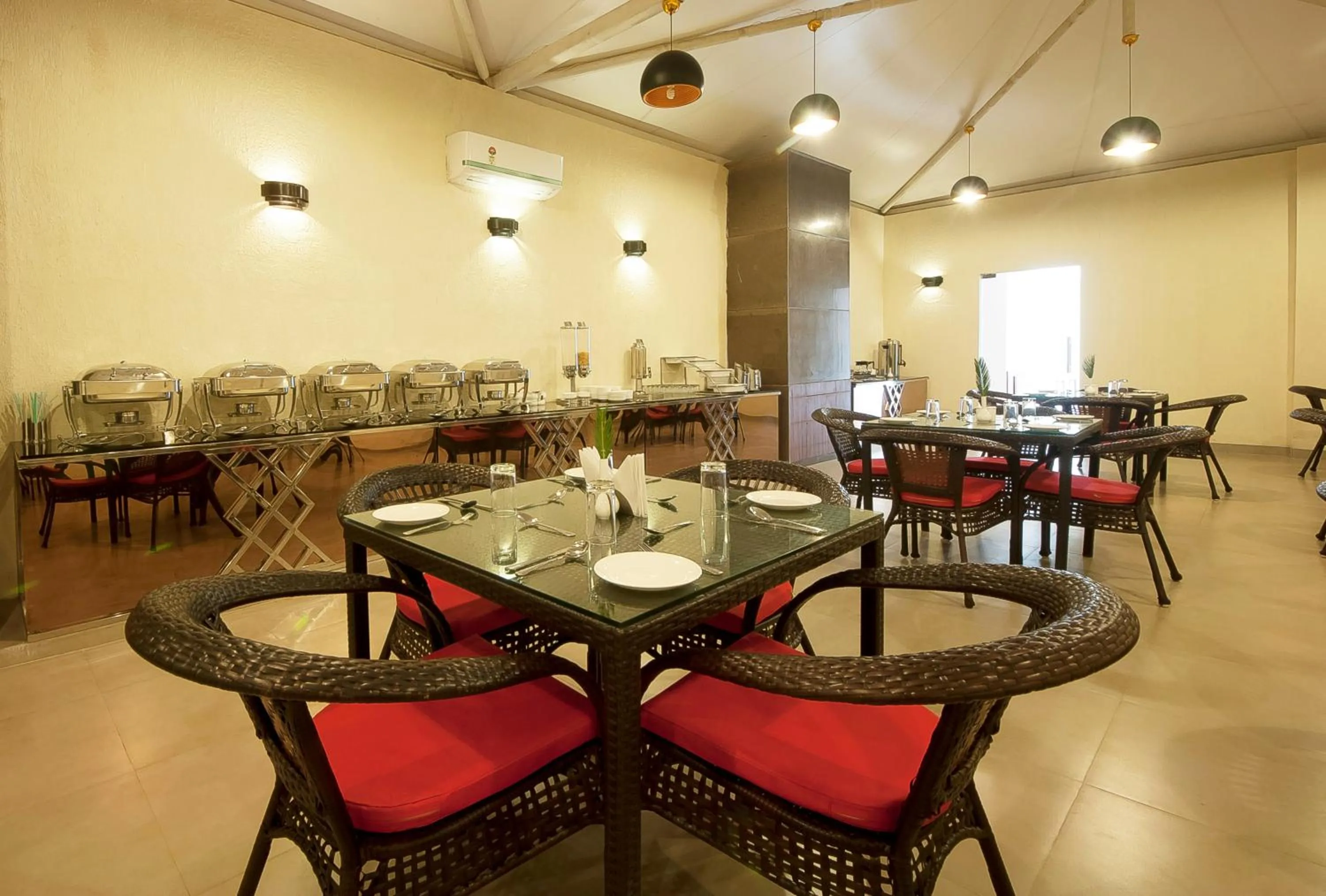 Restaurant/places to eat in Hotel Le Roi,Haridwar@Har Ki Pauri