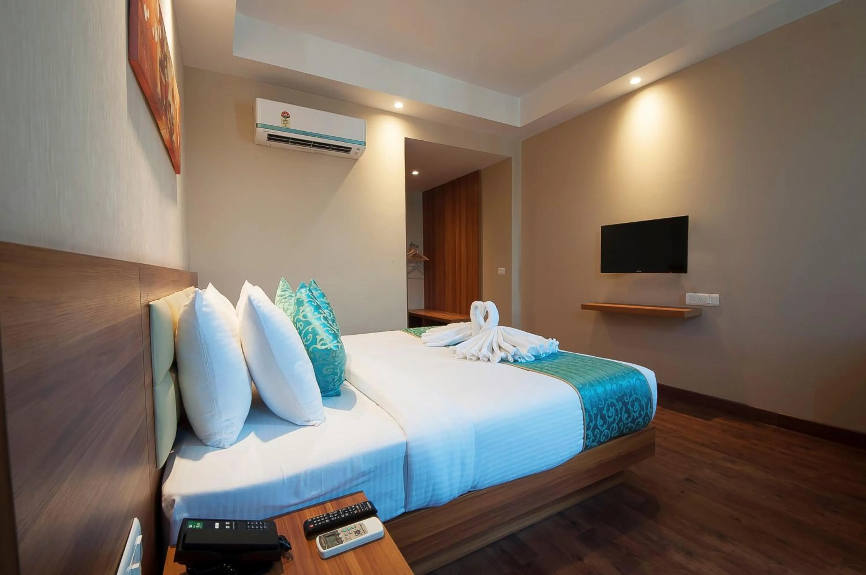 Bedroom, Bed in Hotel Le Roi,Haridwar@Har Ki Pauri