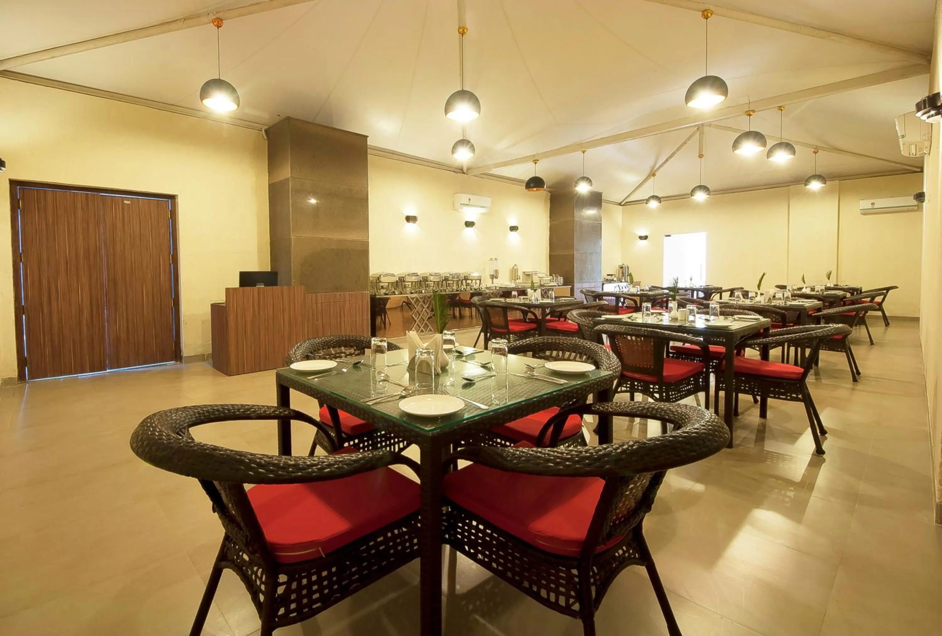 Restaurant/places to eat in Hotel Le Roi,Haridwar@Har Ki Pauri