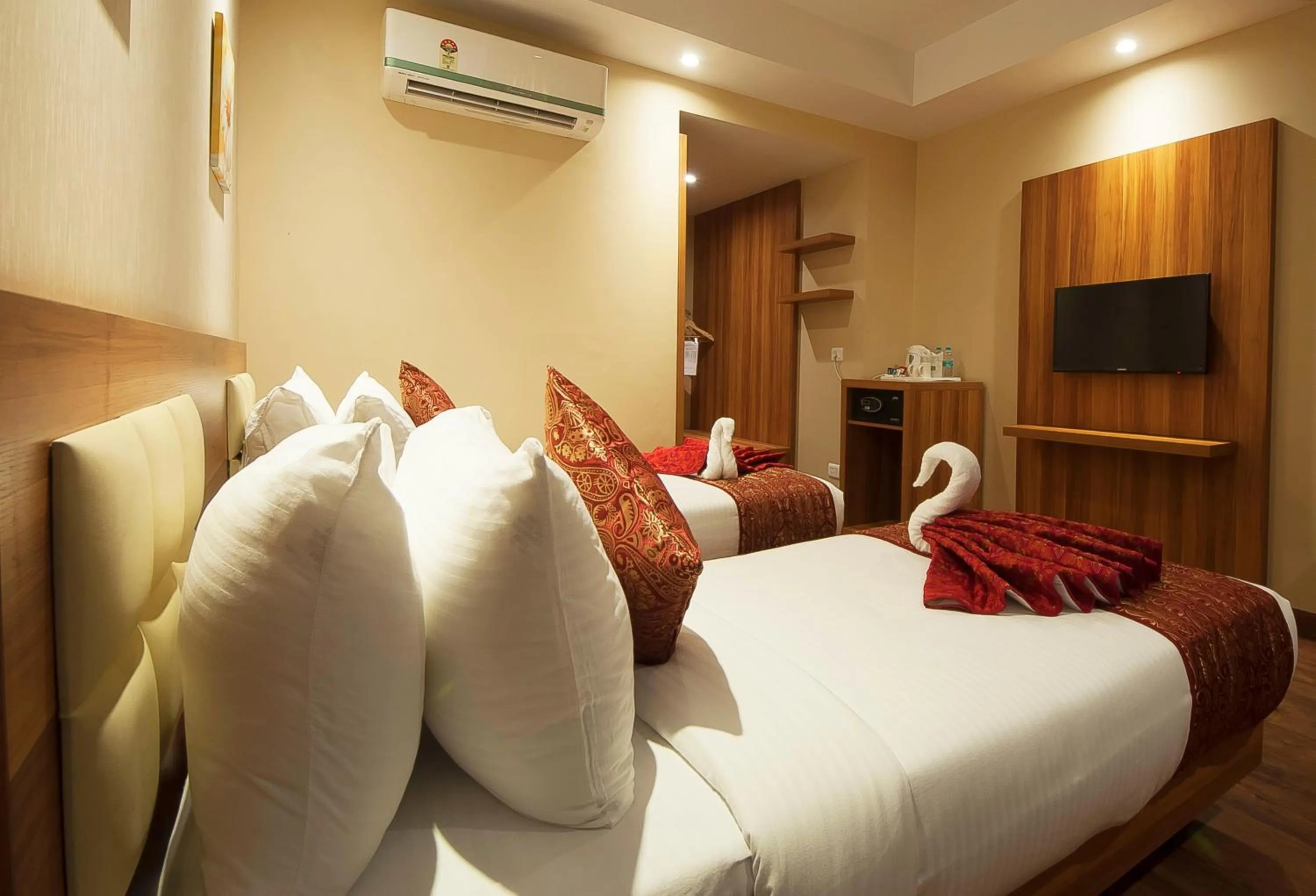 Bedroom, Bed in Hotel Le Roi,Haridwar@Har Ki Pauri