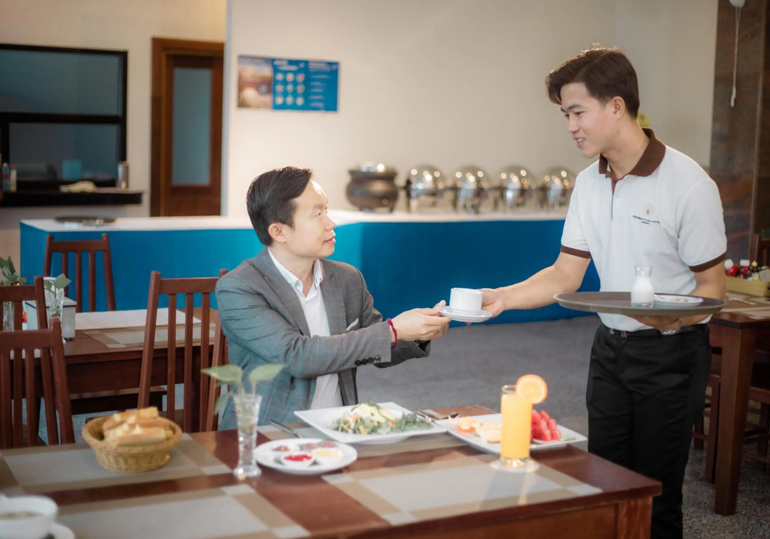 Restaurant/places to eat in Sisombat Plaza Hotel