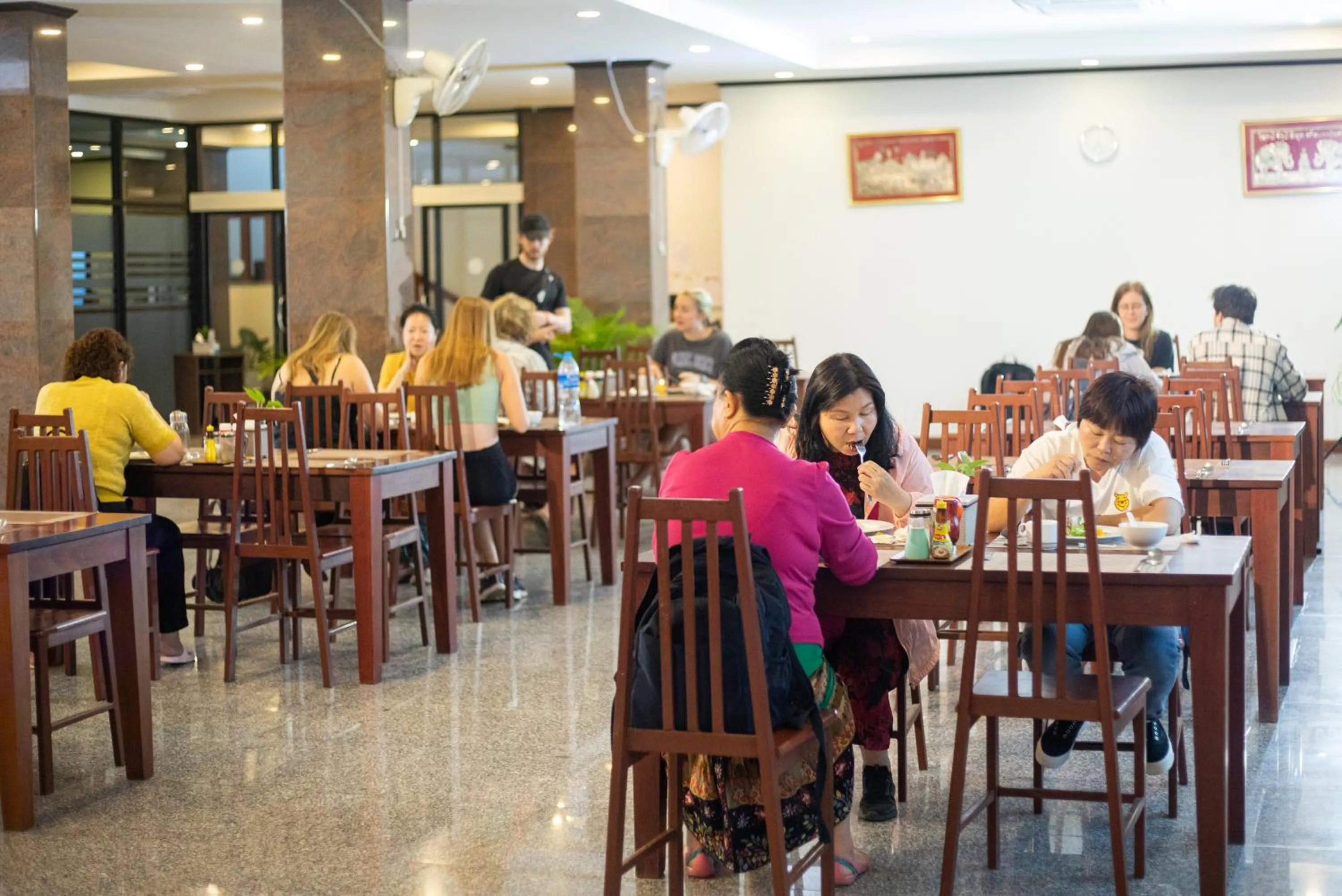 Restaurant/places to eat in Sisombat Plaza Hotel