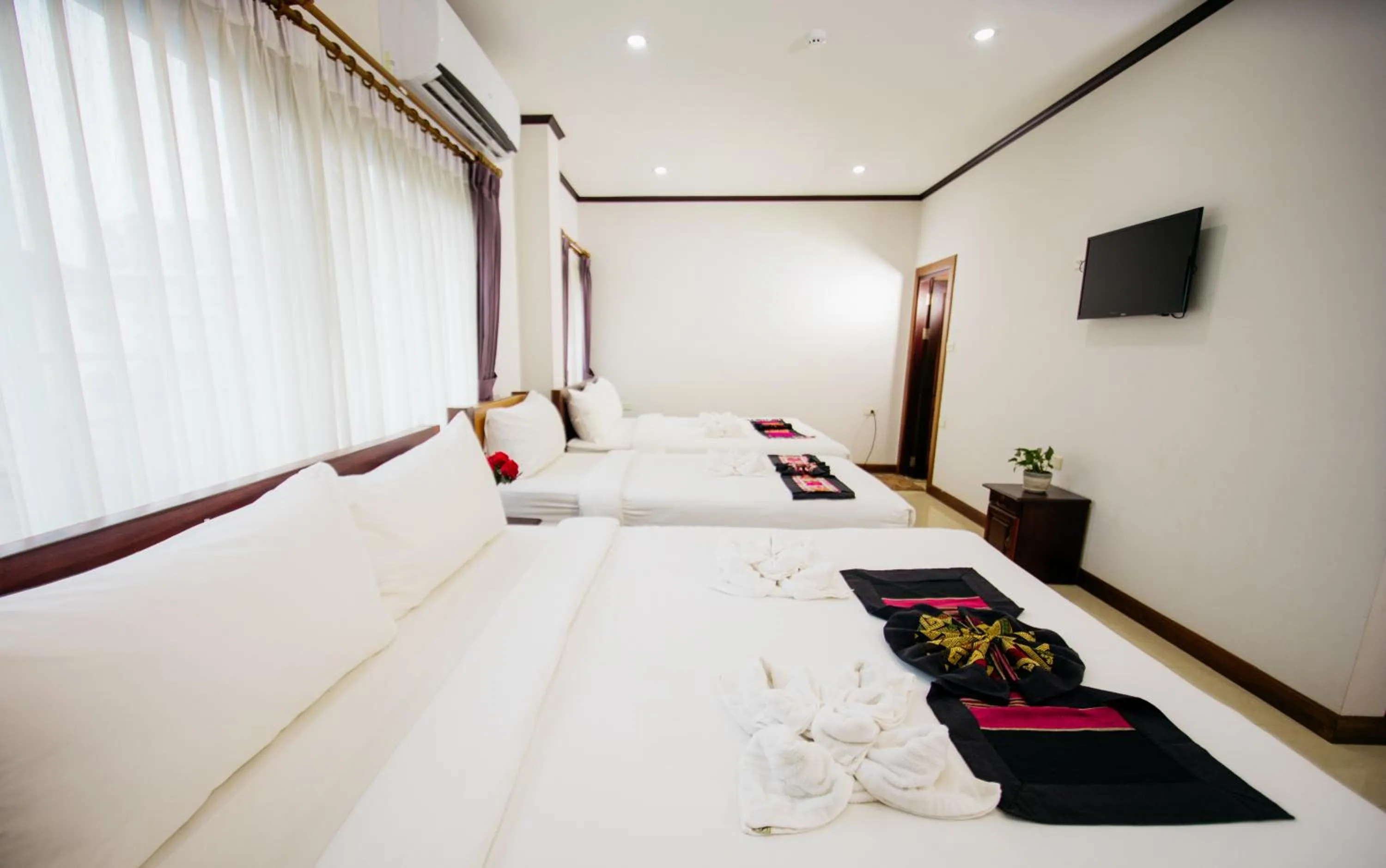 Bed in Sisombat Plaza Hotel