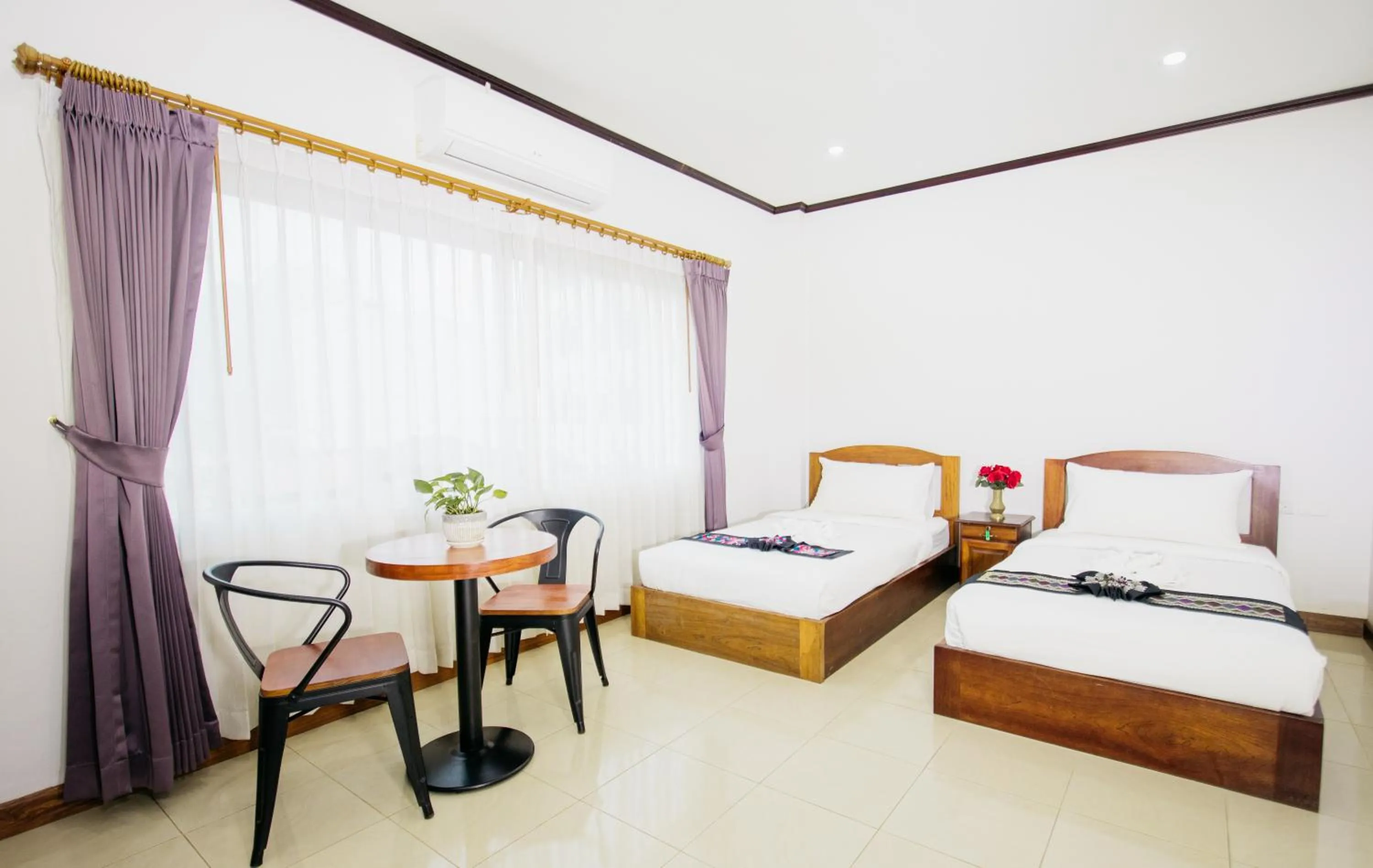 Bed in Sisombat Plaza Hotel
