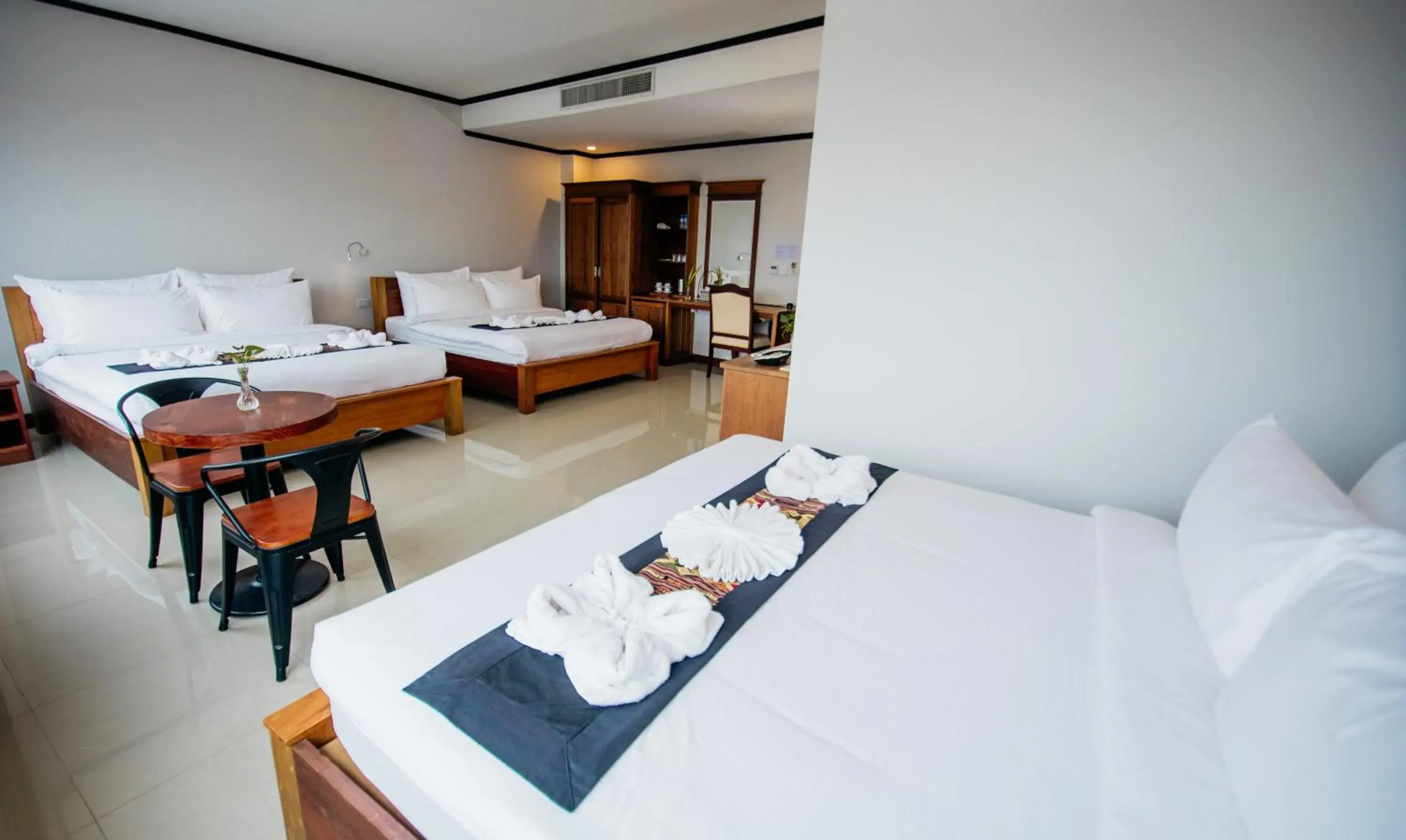 Deluxe Family Room in Sisombat Plaza Hotel Deluxe Family Room in Sisombat Plaza Hotel