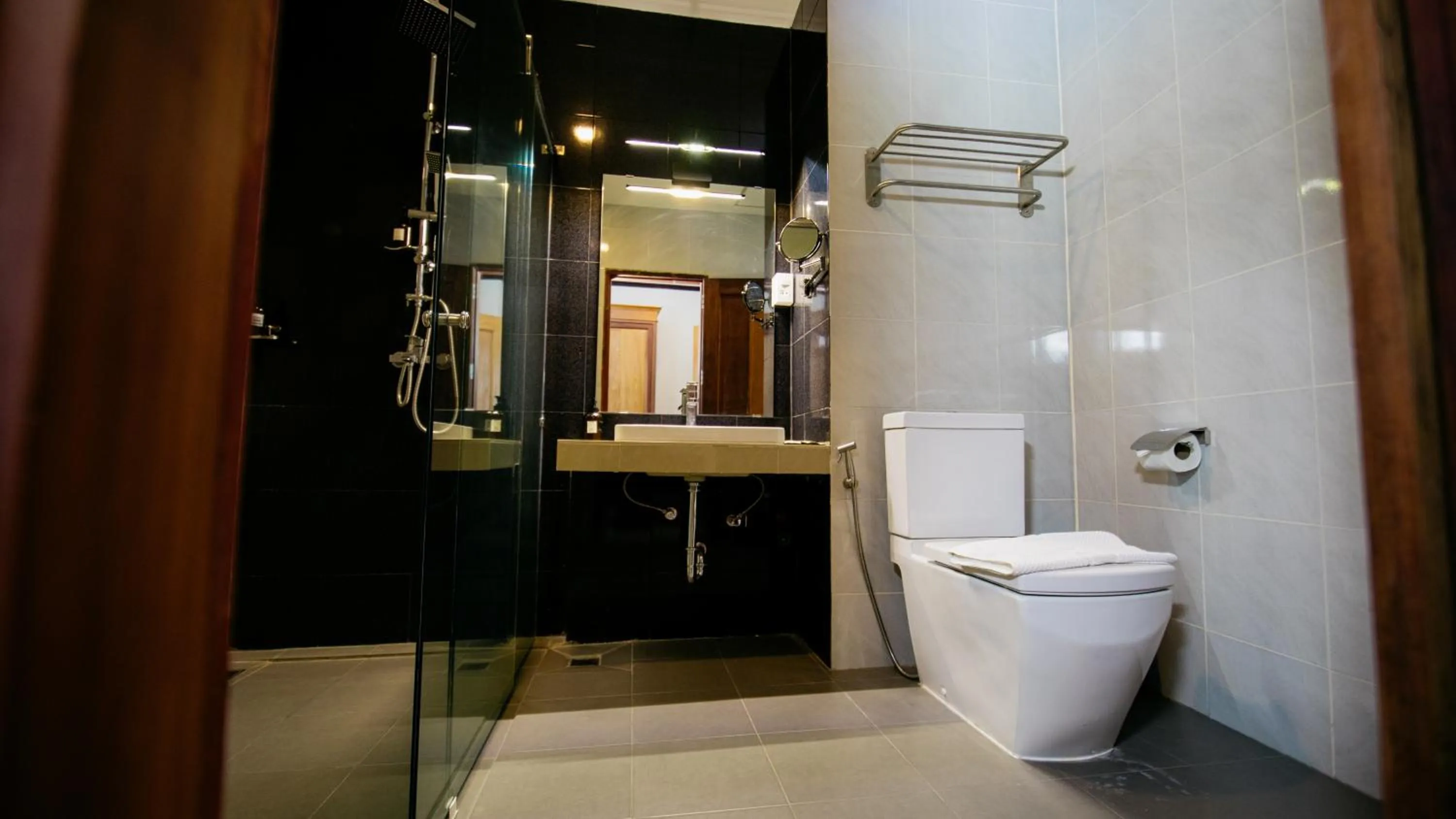 Shower in Sisombat Plaza Hotel