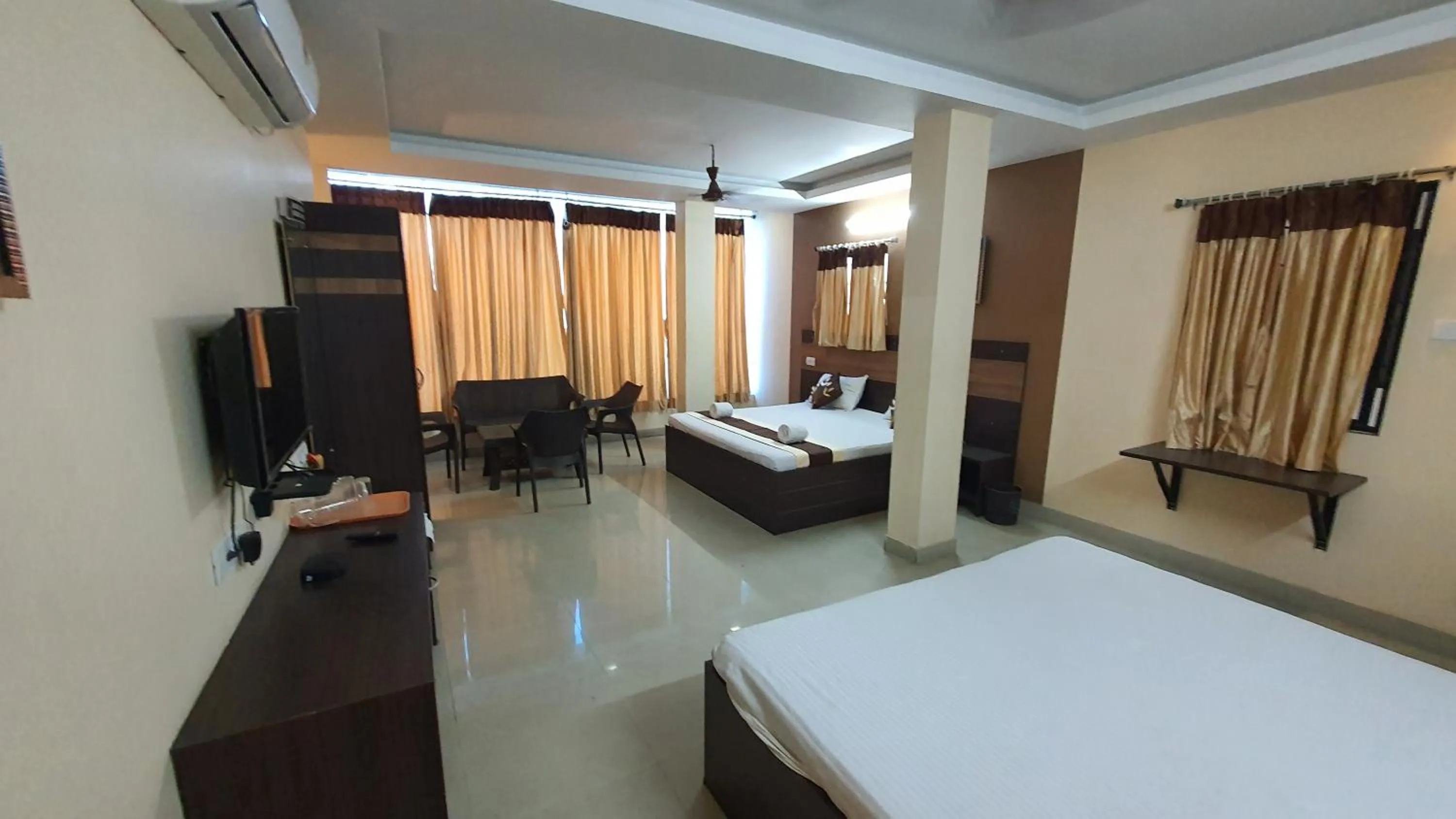 Photo of the whole room, Bed in S4 Residency