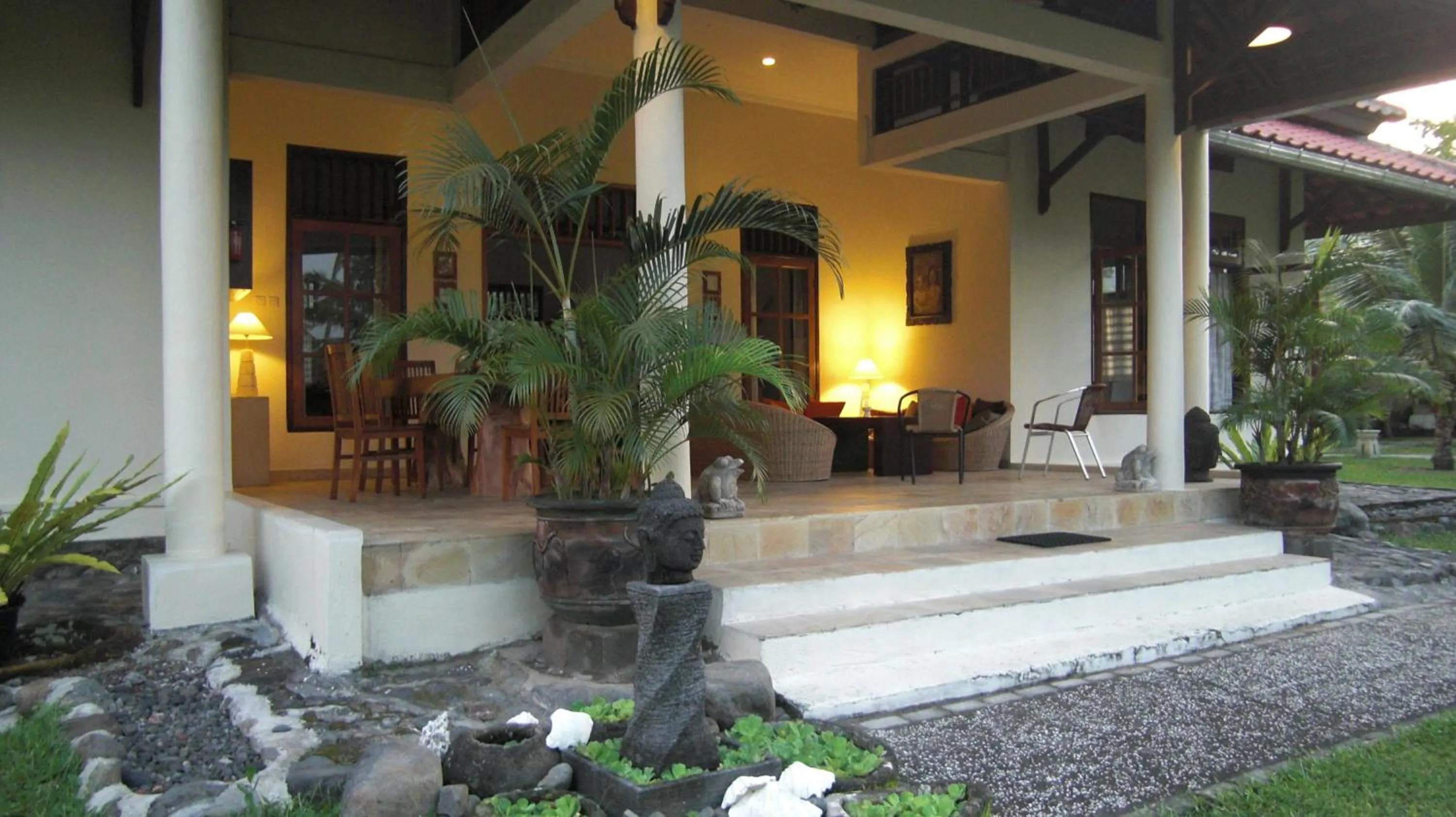 Restaurant/places to eat in Rumah Kita Villa/hotel