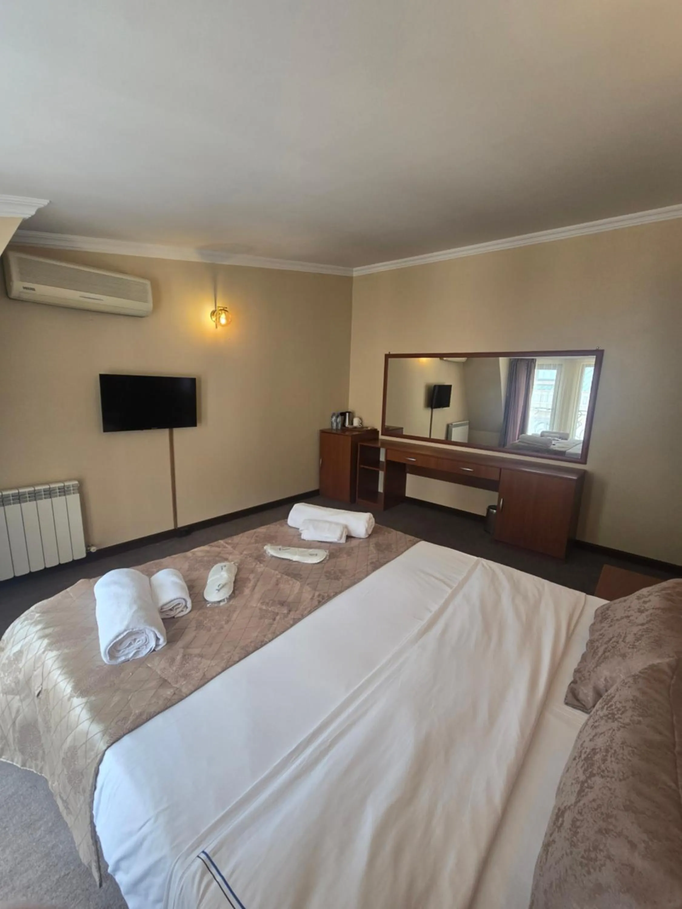 TV and multimedia, Bed in Ritsa Boutique Hotel