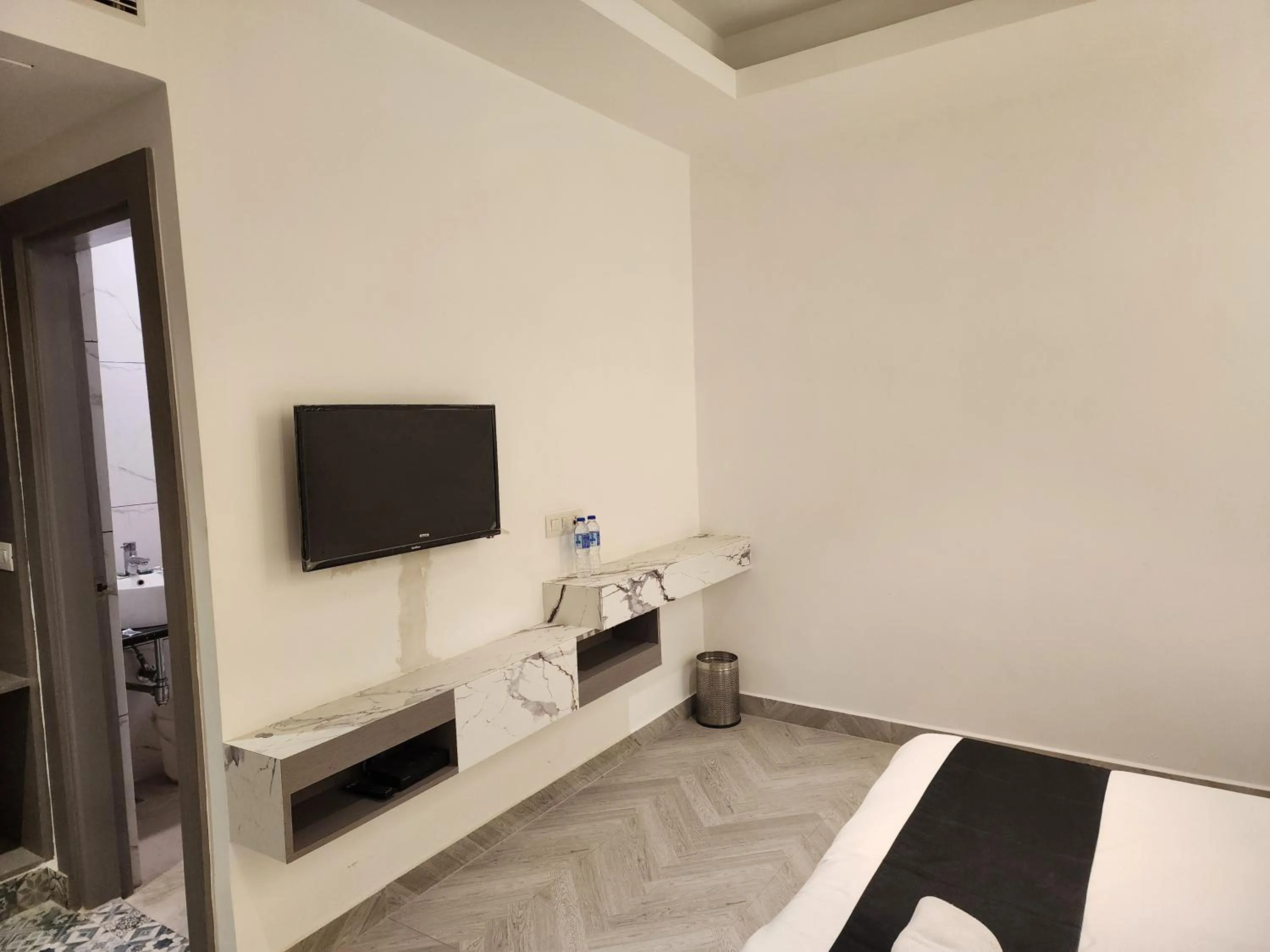 TV and multimedia in Square 9 Inn - A Boutique Hotel