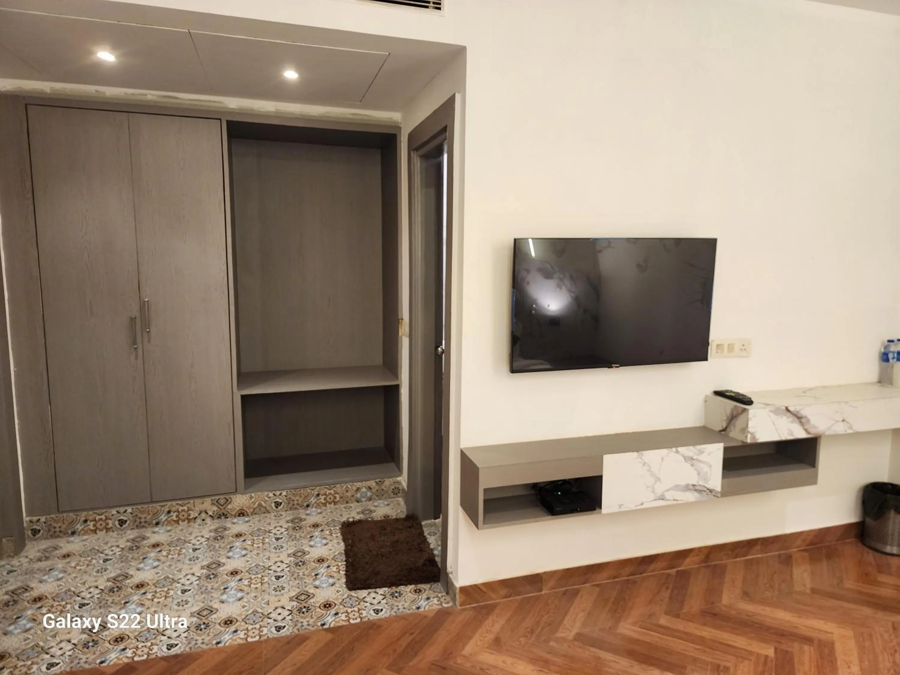 Communal lounge/ TV room in Square 9 Inn - A Boutique Hotel