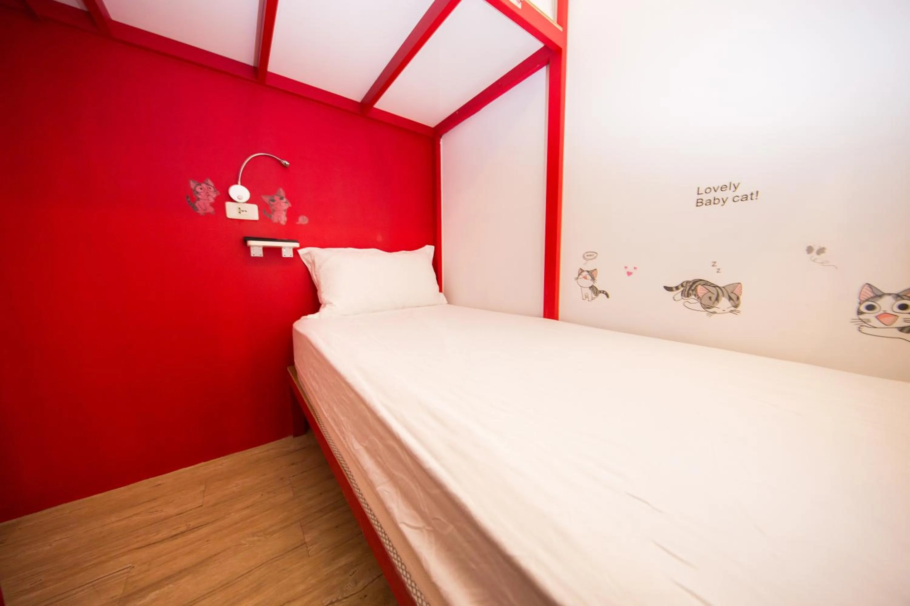 bunk bed, Bed in SleepBox Hostel