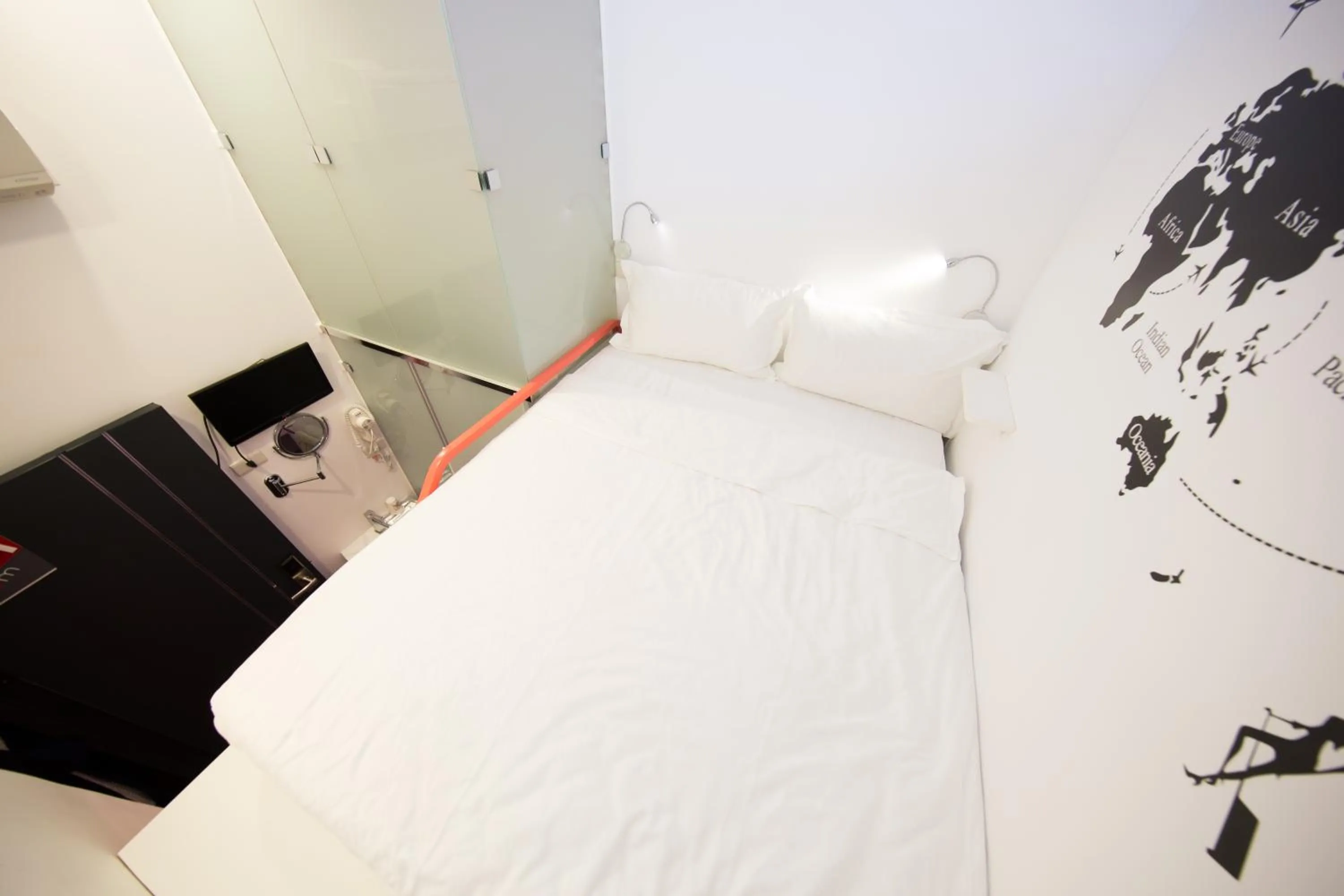Photo of the whole room, Bed in SleepBox Hostel