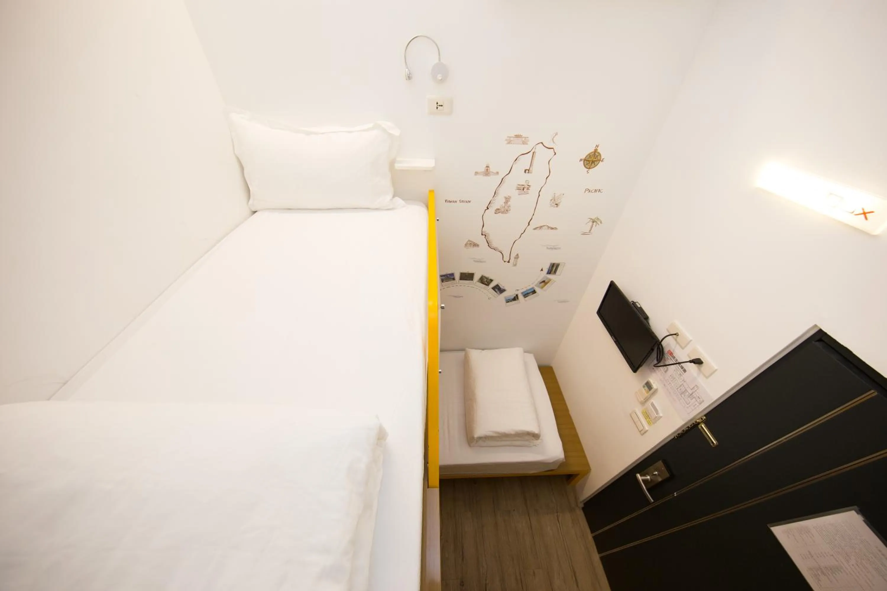 bunk bed, Bed in SleepBox Hostel