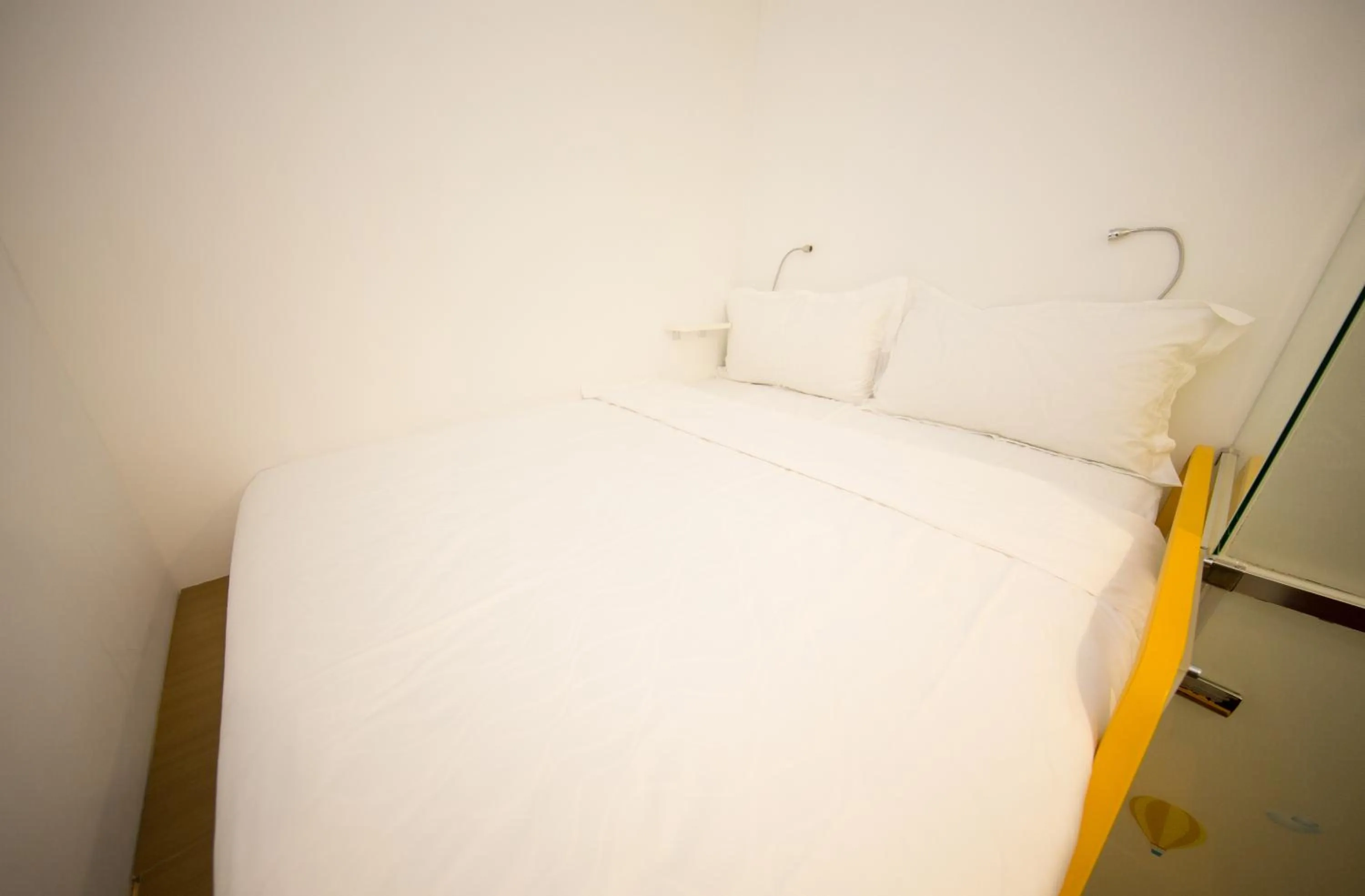 bunk bed, Bed in SleepBox Hostel