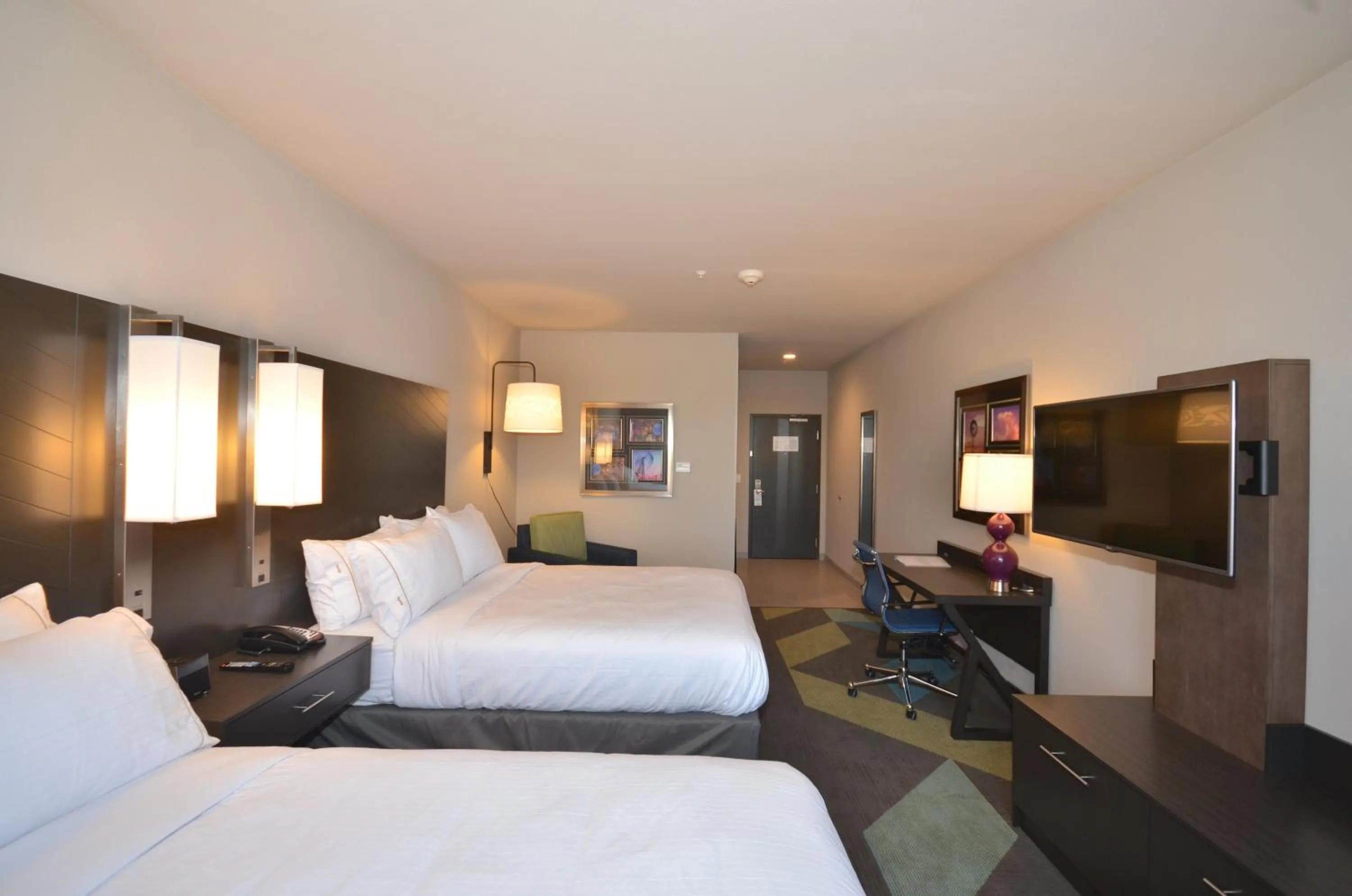 Photo of the whole room, Bed in Holiday Inn Express & Suites Oklahoma City Mid - Arpt Area by IHG