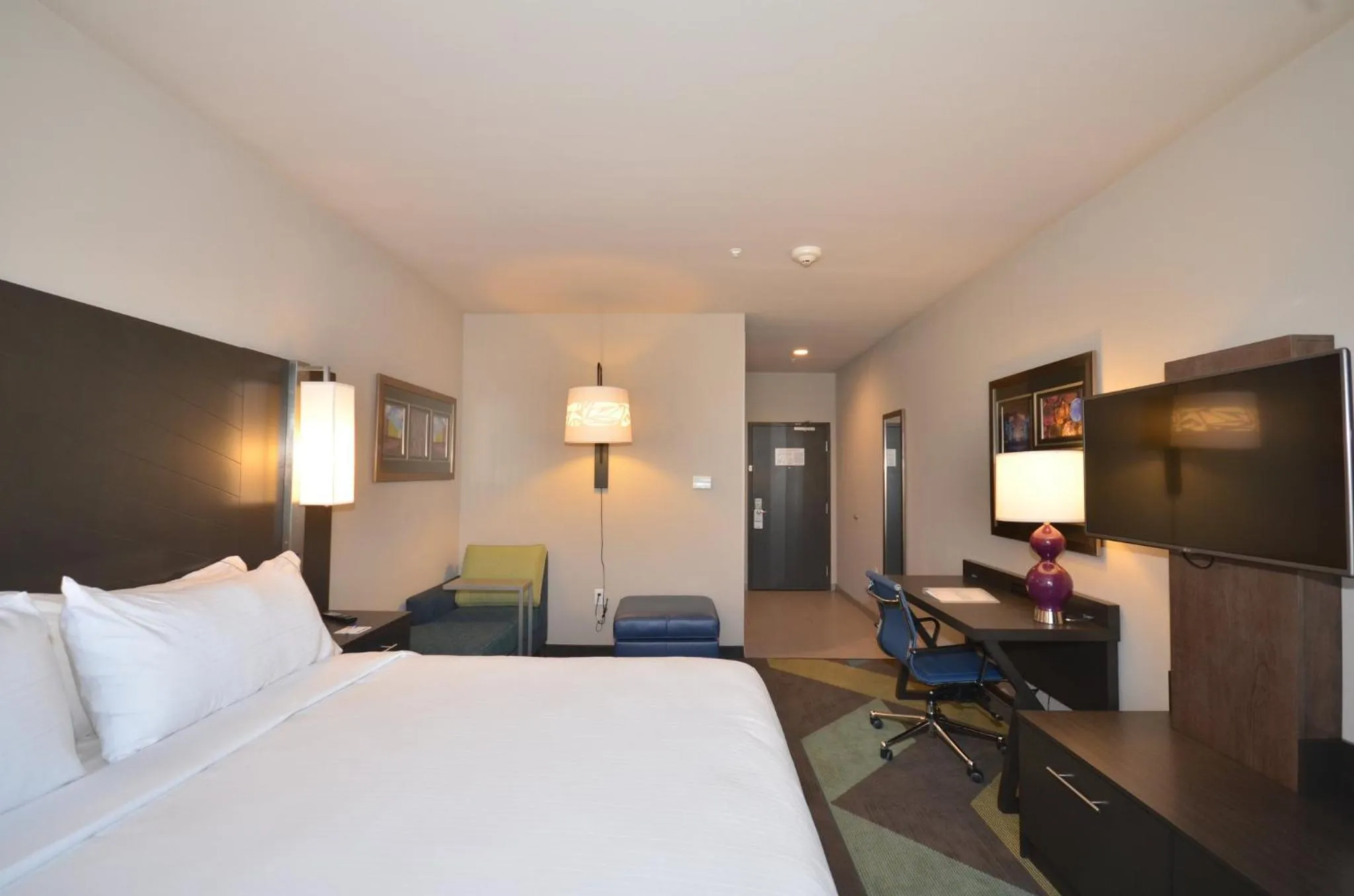 Photo of the whole room, Bed in Holiday Inn Express & Suites Oklahoma City Mid - Arpt Area by IHG