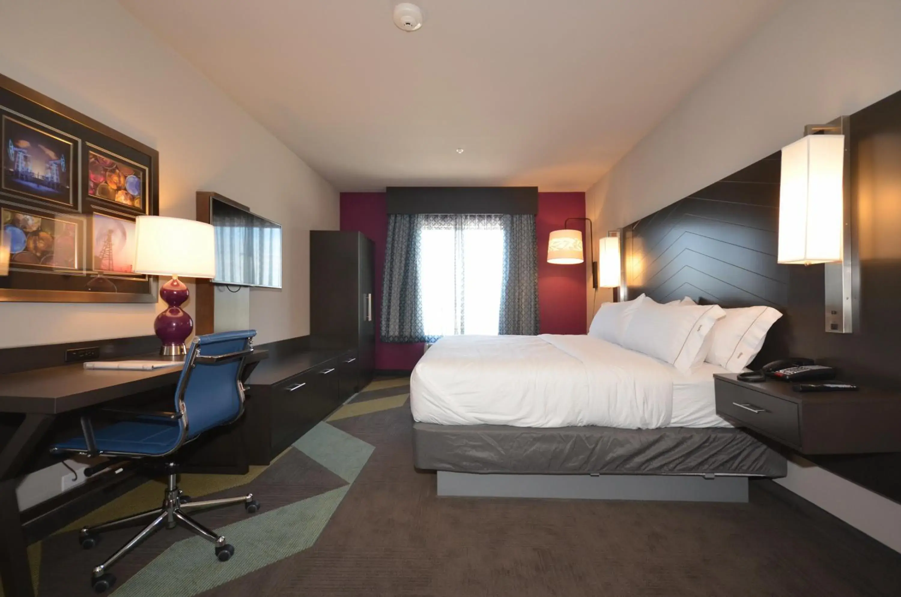 King Room - Mobility Access/Hearing Accessible in Holiday Inn Express & Suites Oklahoma City Mid - Arpt Area, an IHG Hotel King Room - Mobility Access/Hearing Accessible in Holiday Inn Express & Suites Oklahoma City Mid - Arpt Area, an IHG Hotel