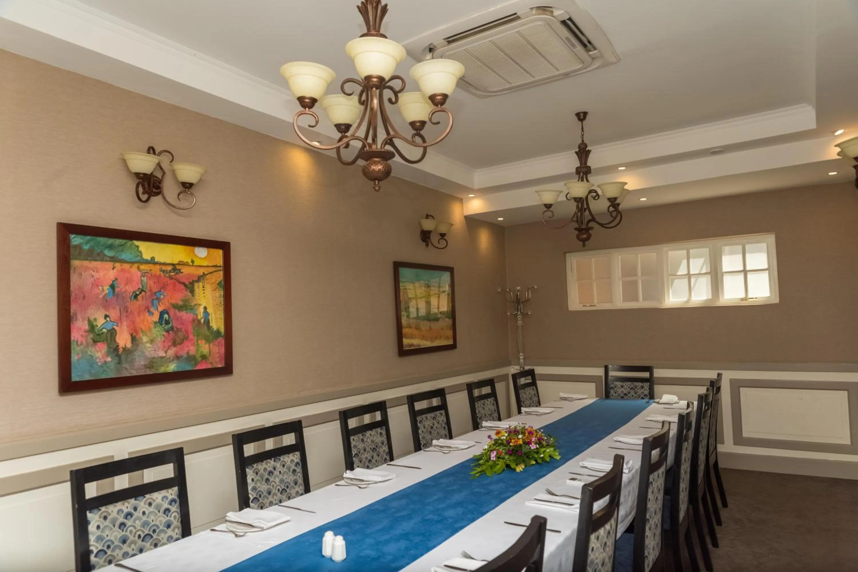 Restaurant/places to eat in Sunbird Capital