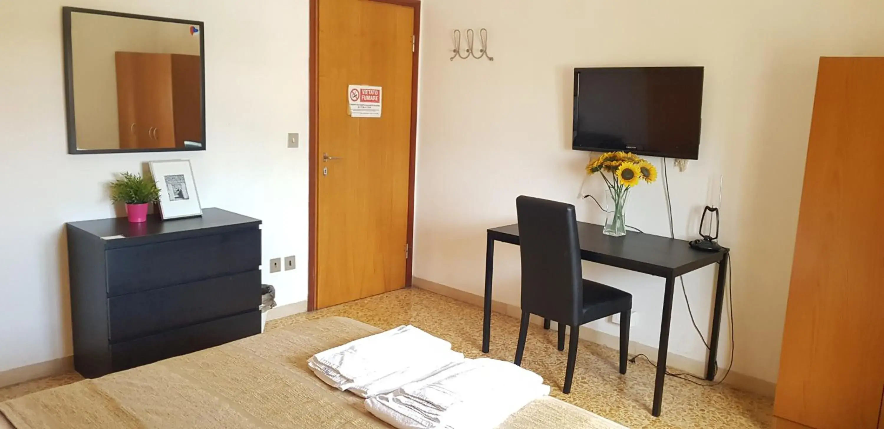 Deluxe Double Room with Shared Bathroom in Prime Guest House Deluxe Double Room with Shared Bathroom in Prime Guest House