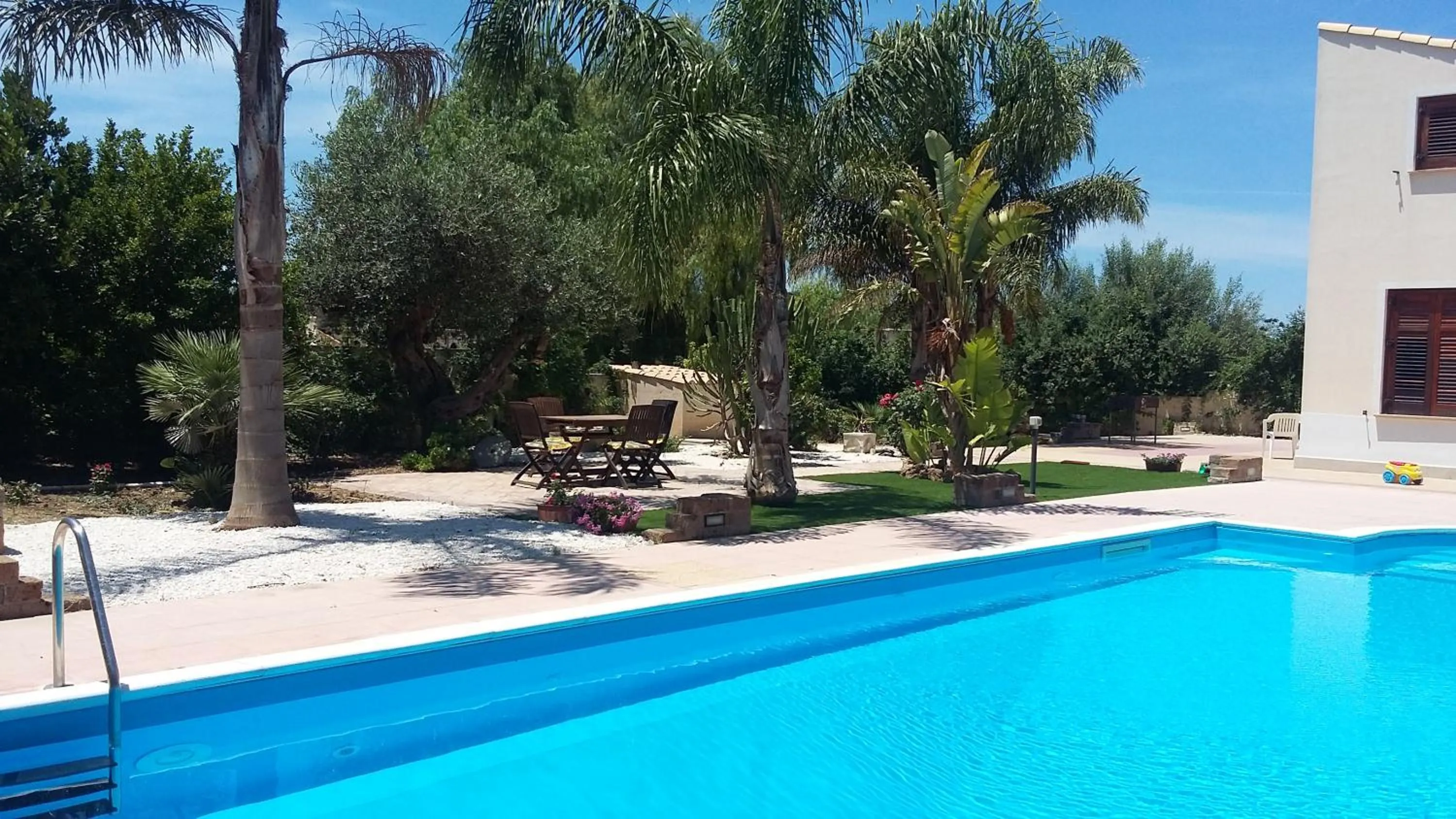 Swimming pool in B&B Castellazzo