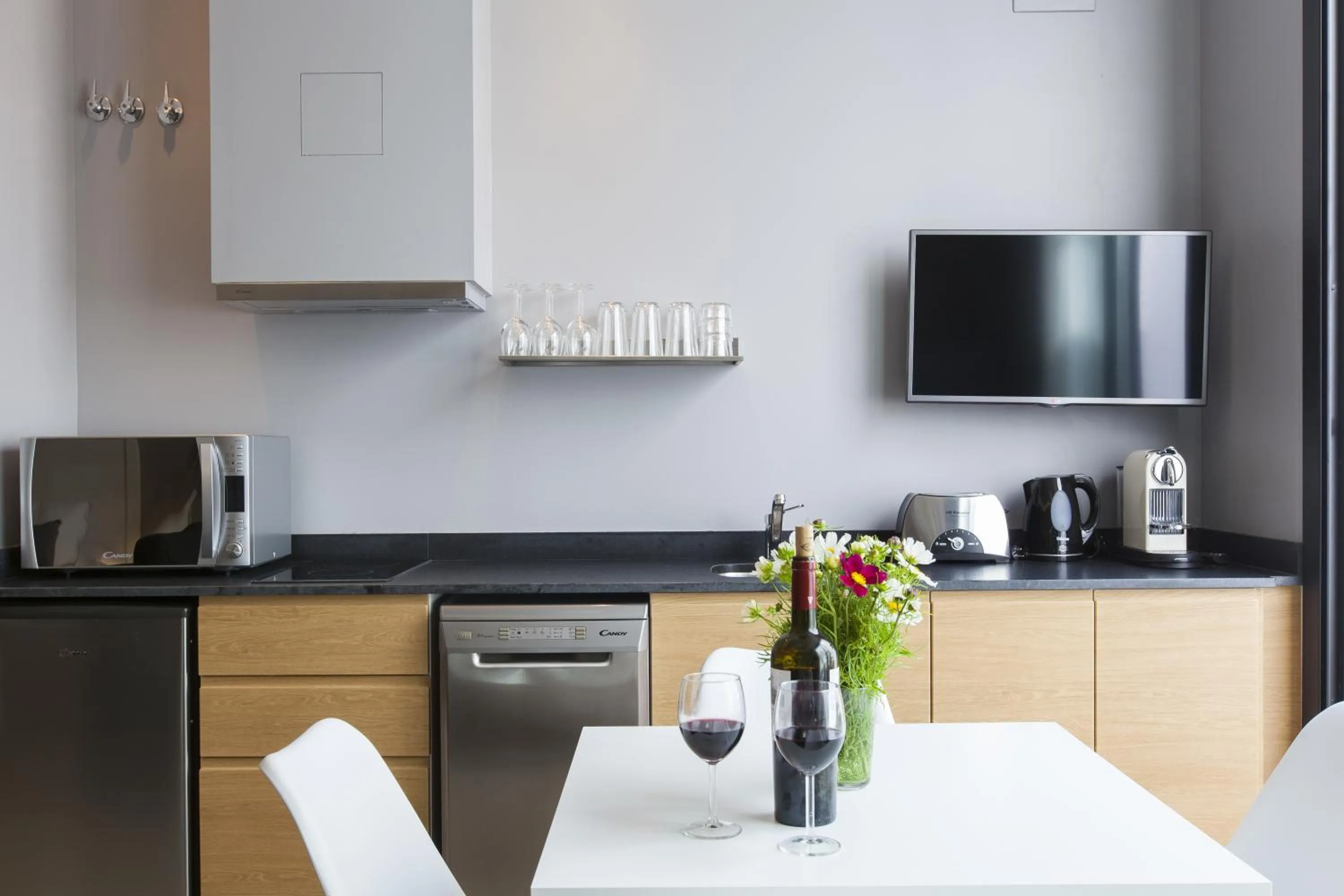 Coffee/tea facilities in Kare No Apartments by Sitges Group