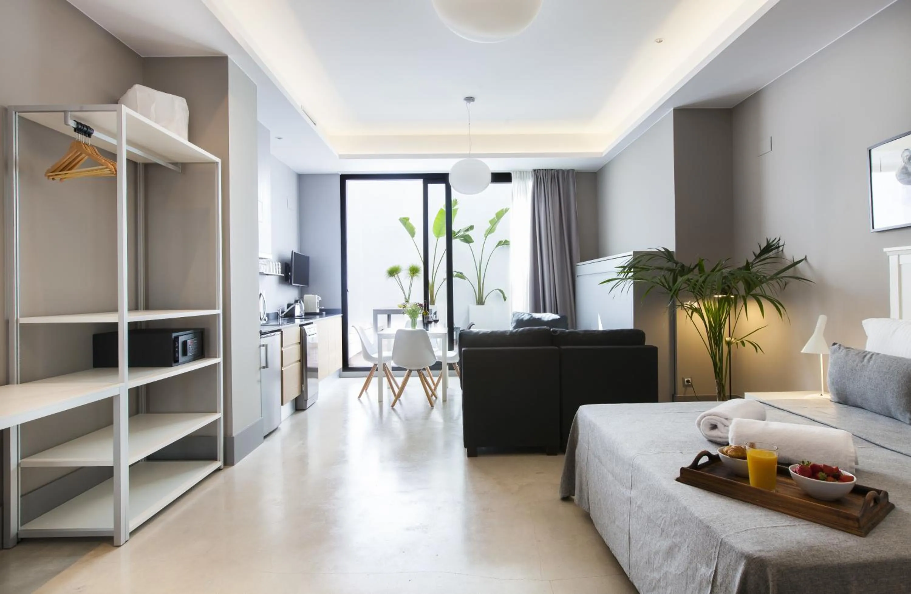 Kitchen or kitchenette, Bed in Kare No Apartments by Sitges Group