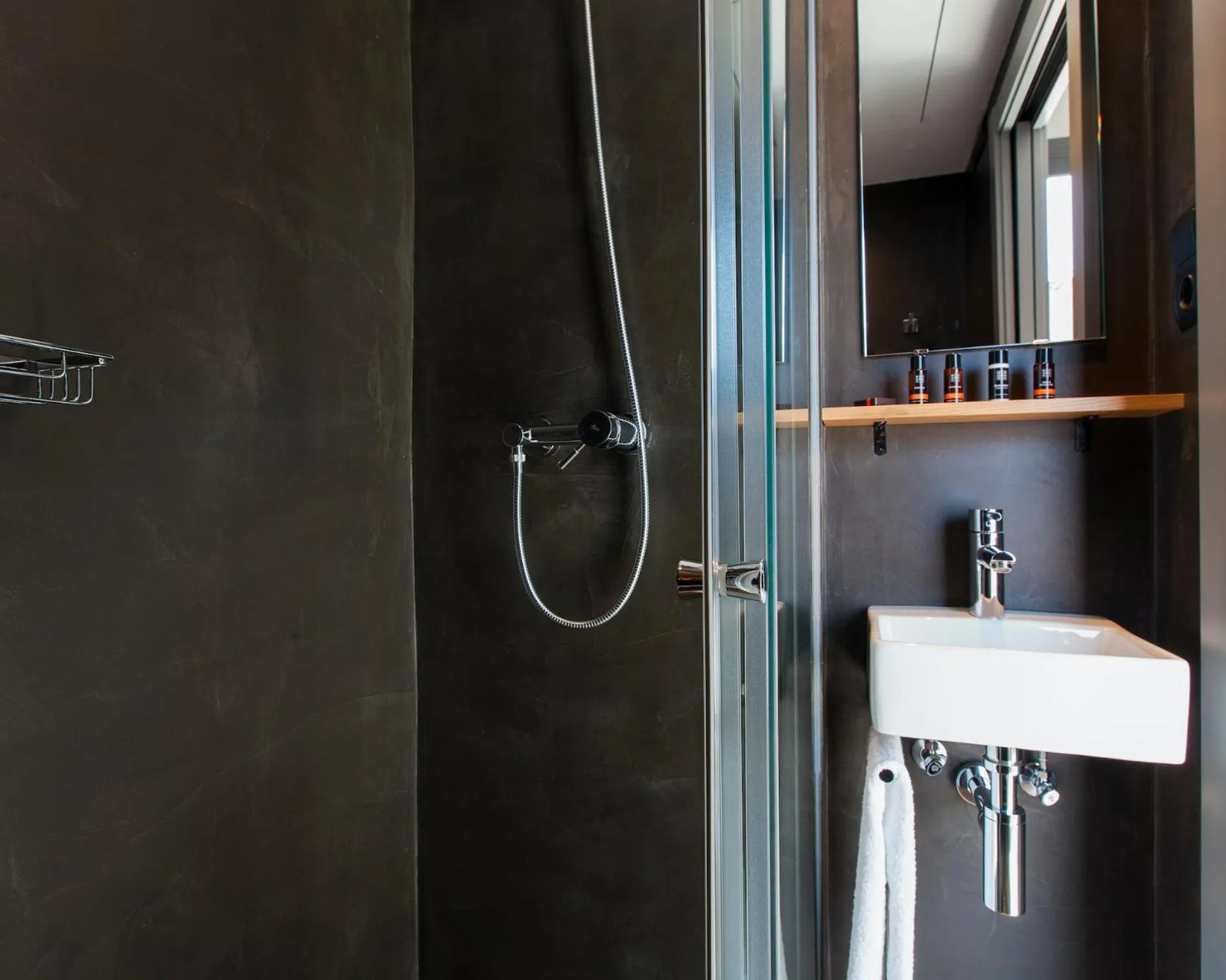 Bathroom in Kare No Apartments by Sitges Group