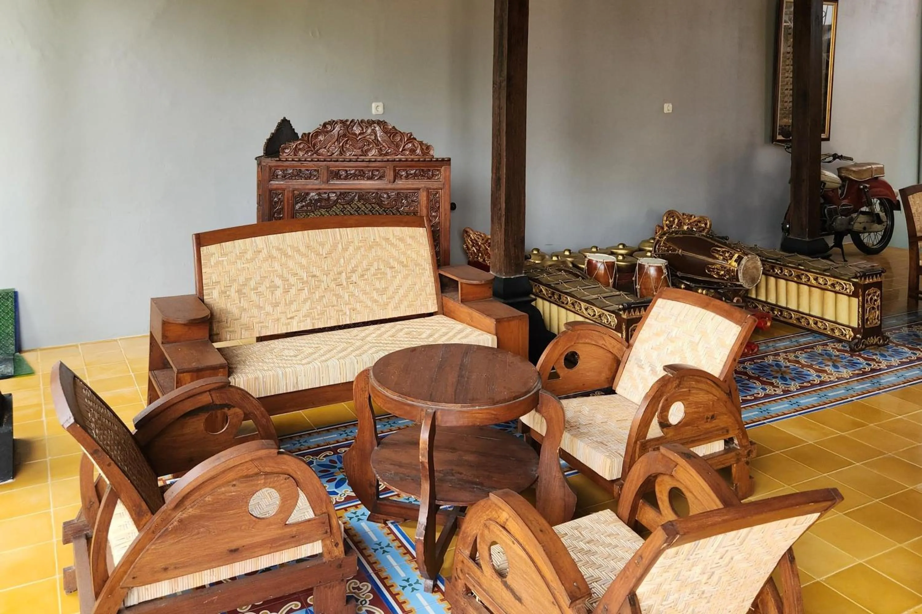 Seating area in RedDoorz near Stasiun Sragen