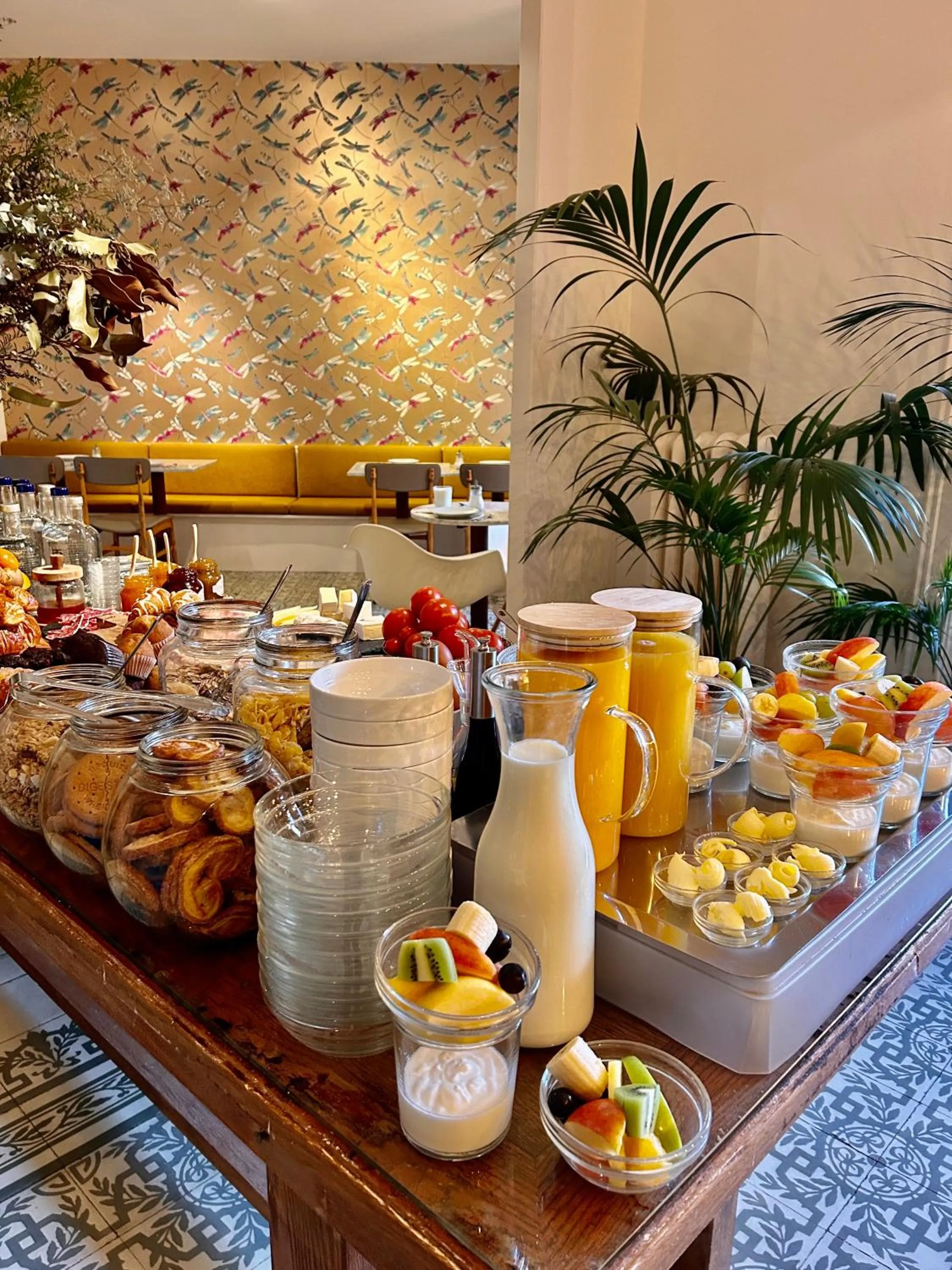 Buffet breakfast in Forget Me Not Barcelona
