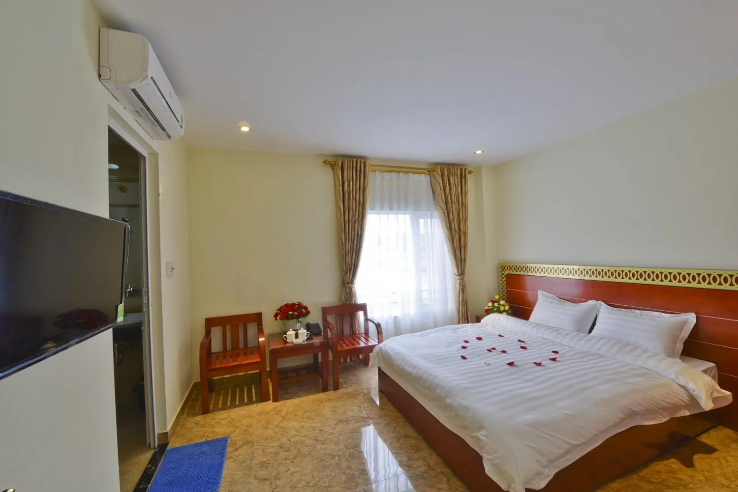 Photo of the whole room, Bed in Sen Trang Hotel