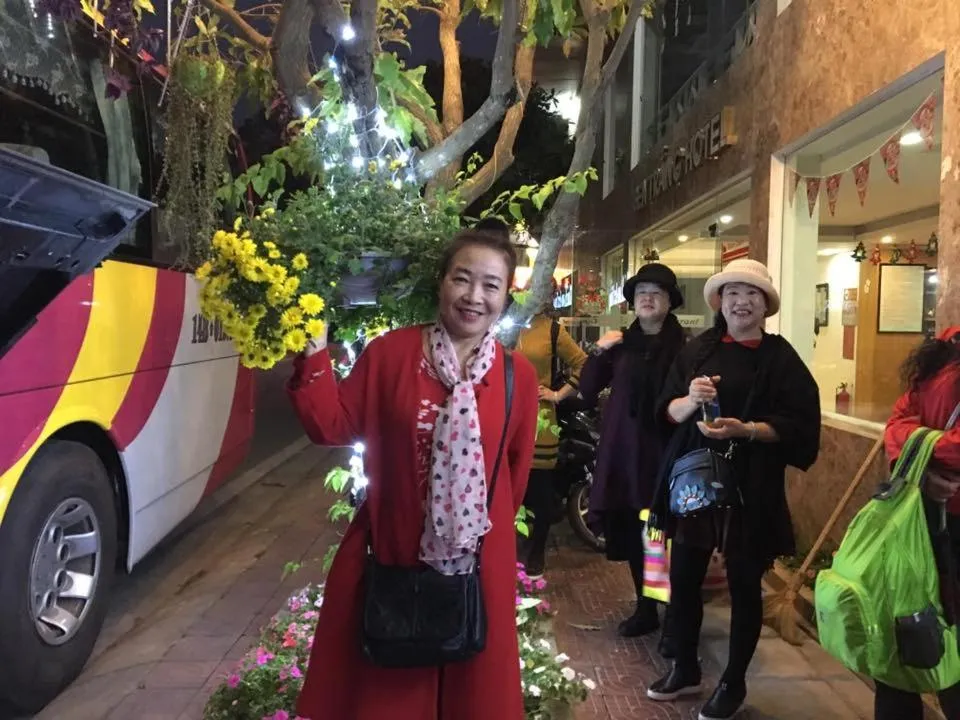 group of guests in Sen Trang Hotel