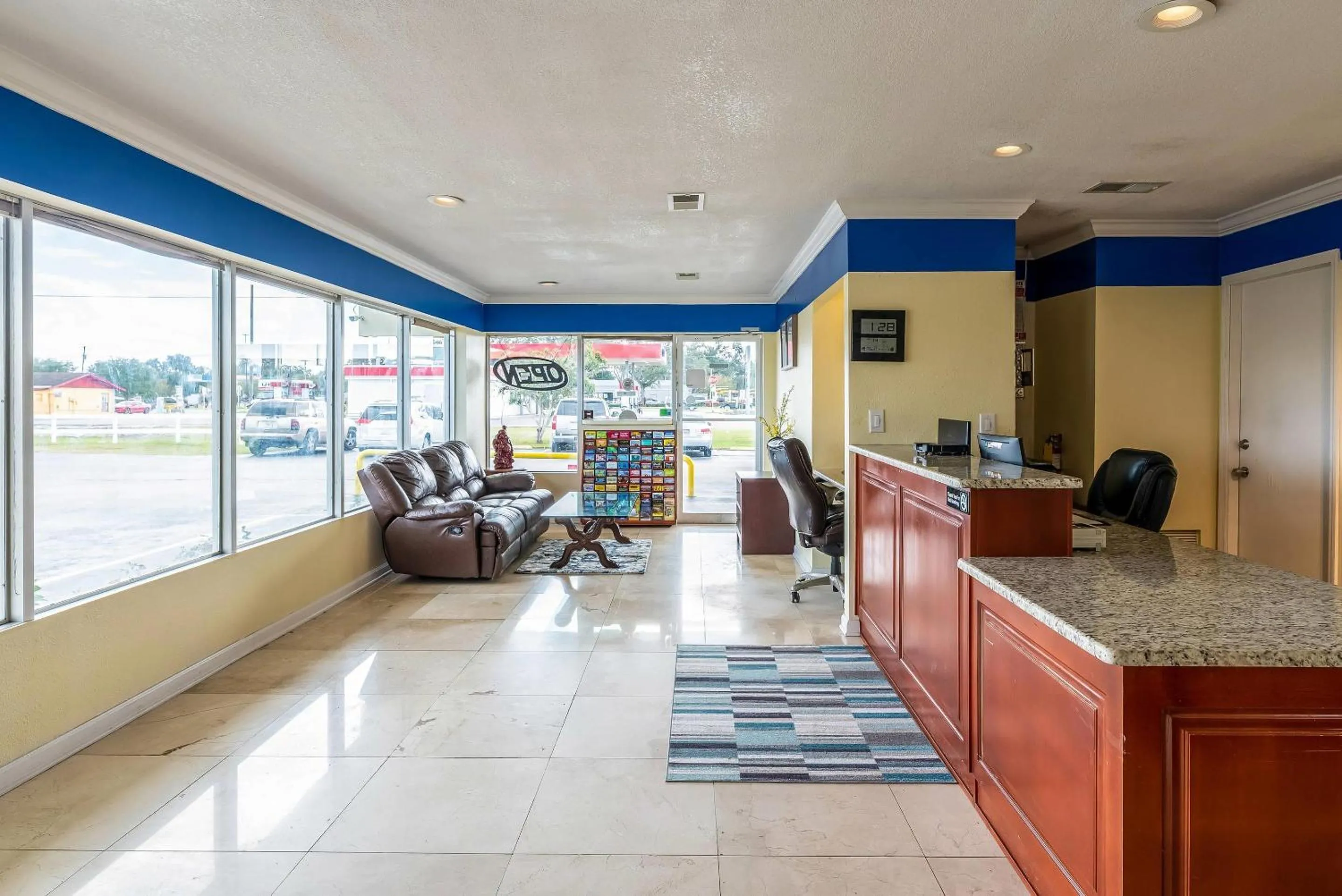 Lobby or reception in Rodeway Inn Bushnell