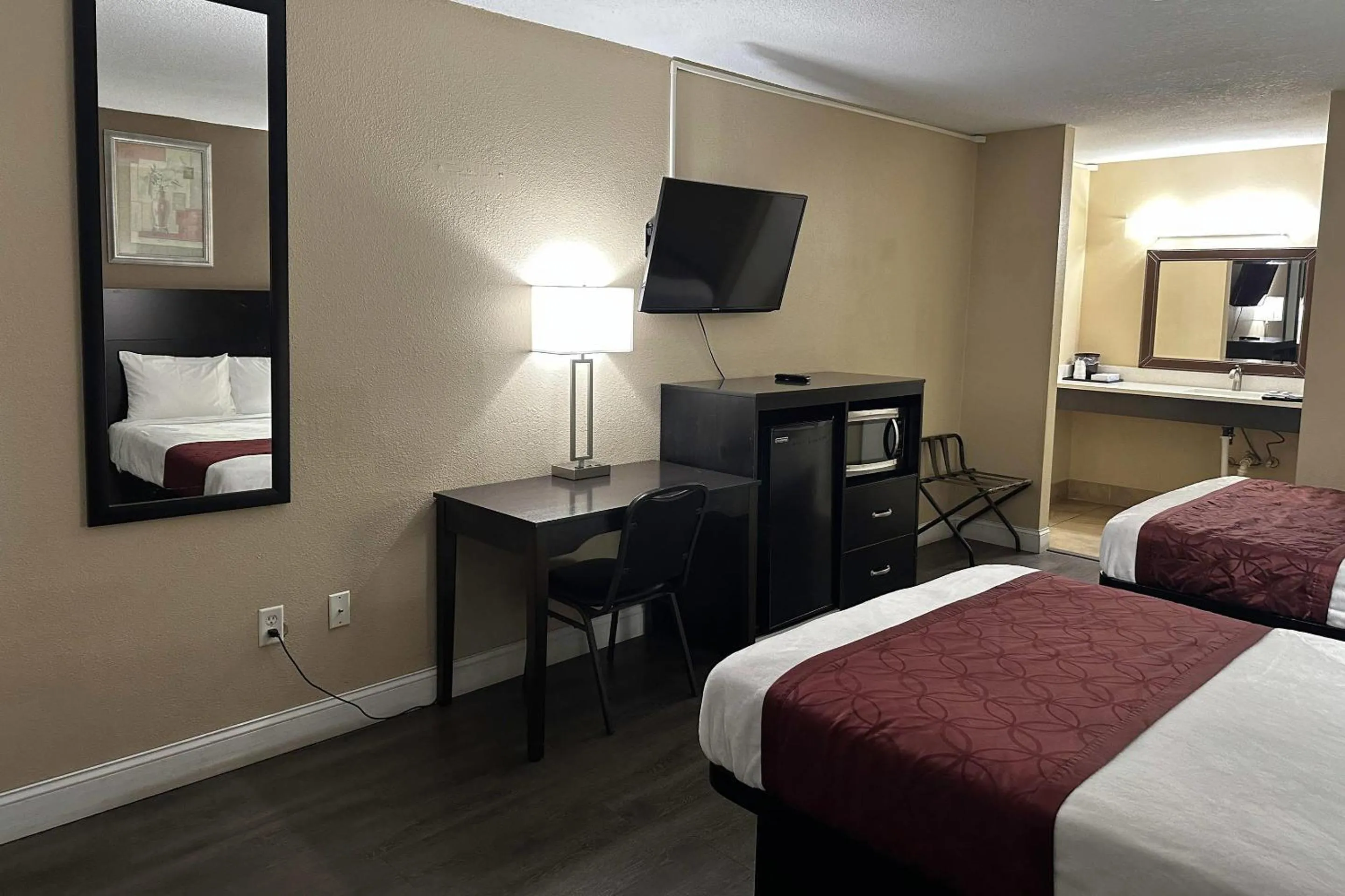 Bedroom, Bed in Rodeway Inn Bushnell