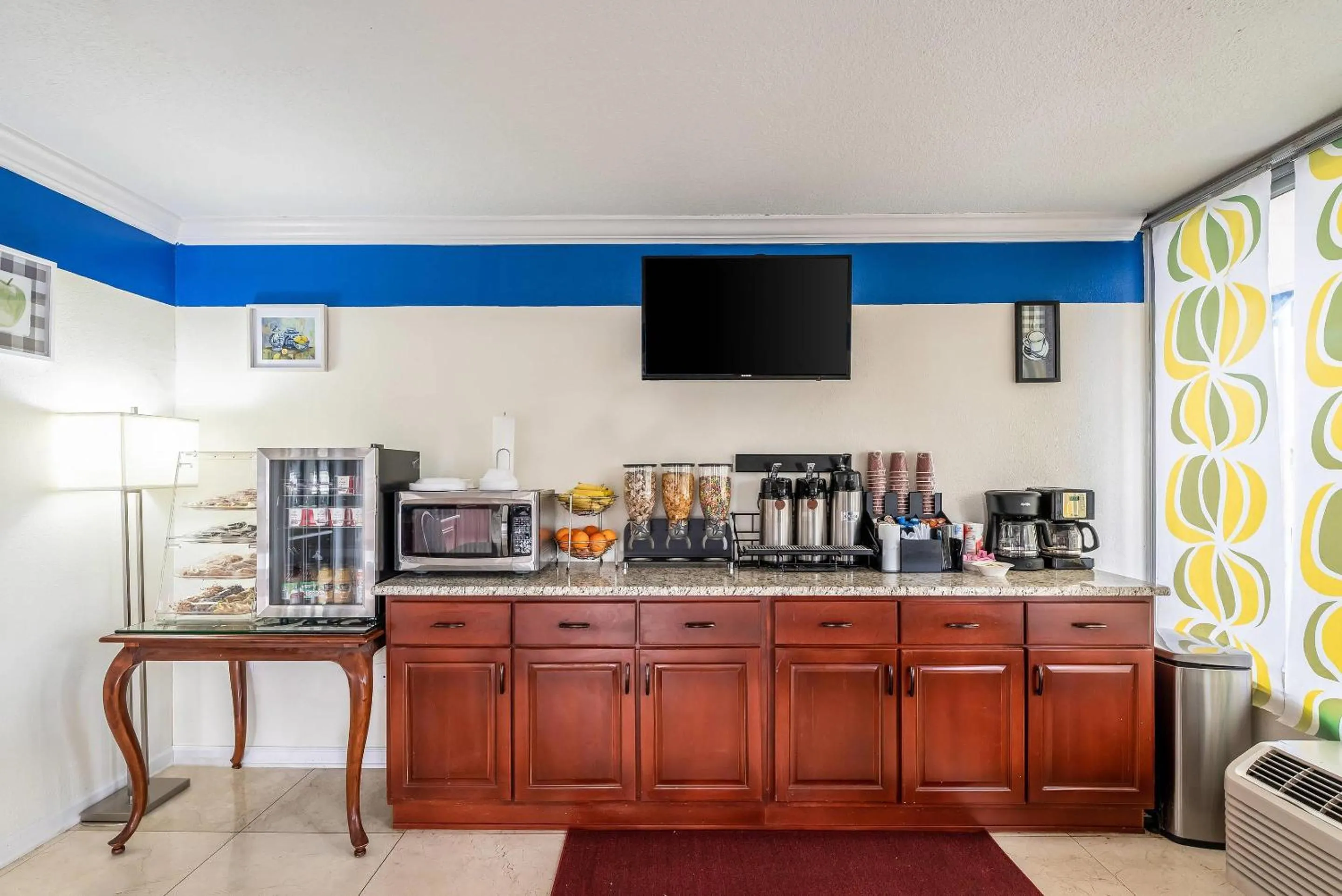 Breakfast in Rodeway Inn Bushnell