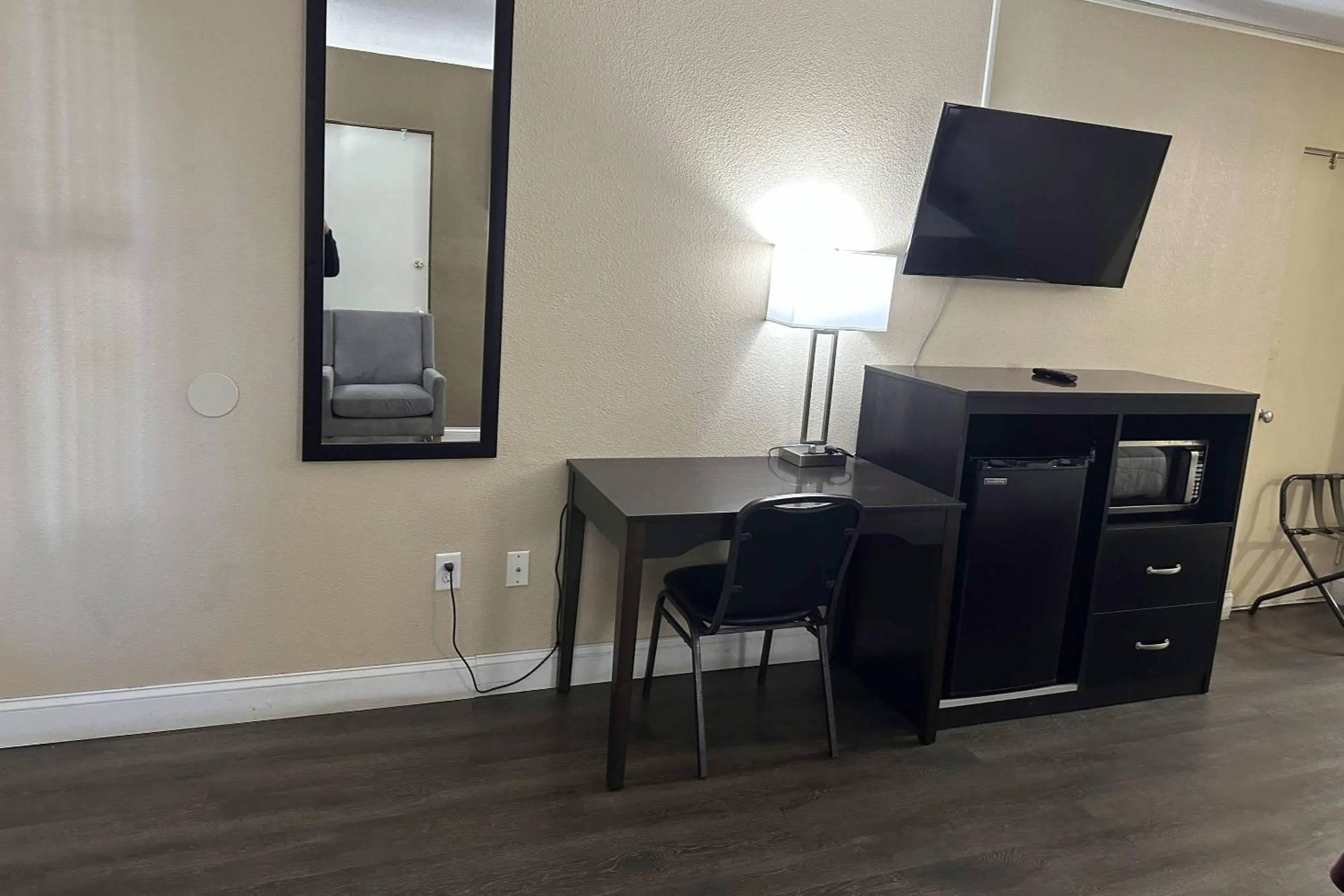 Bedroom in Rodeway Inn Bushnell