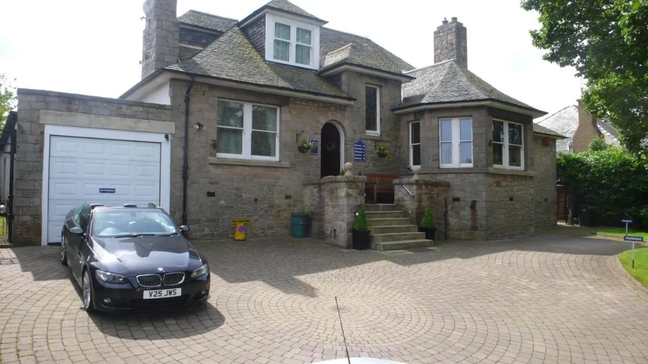 Facade/entrance in Sandilands House