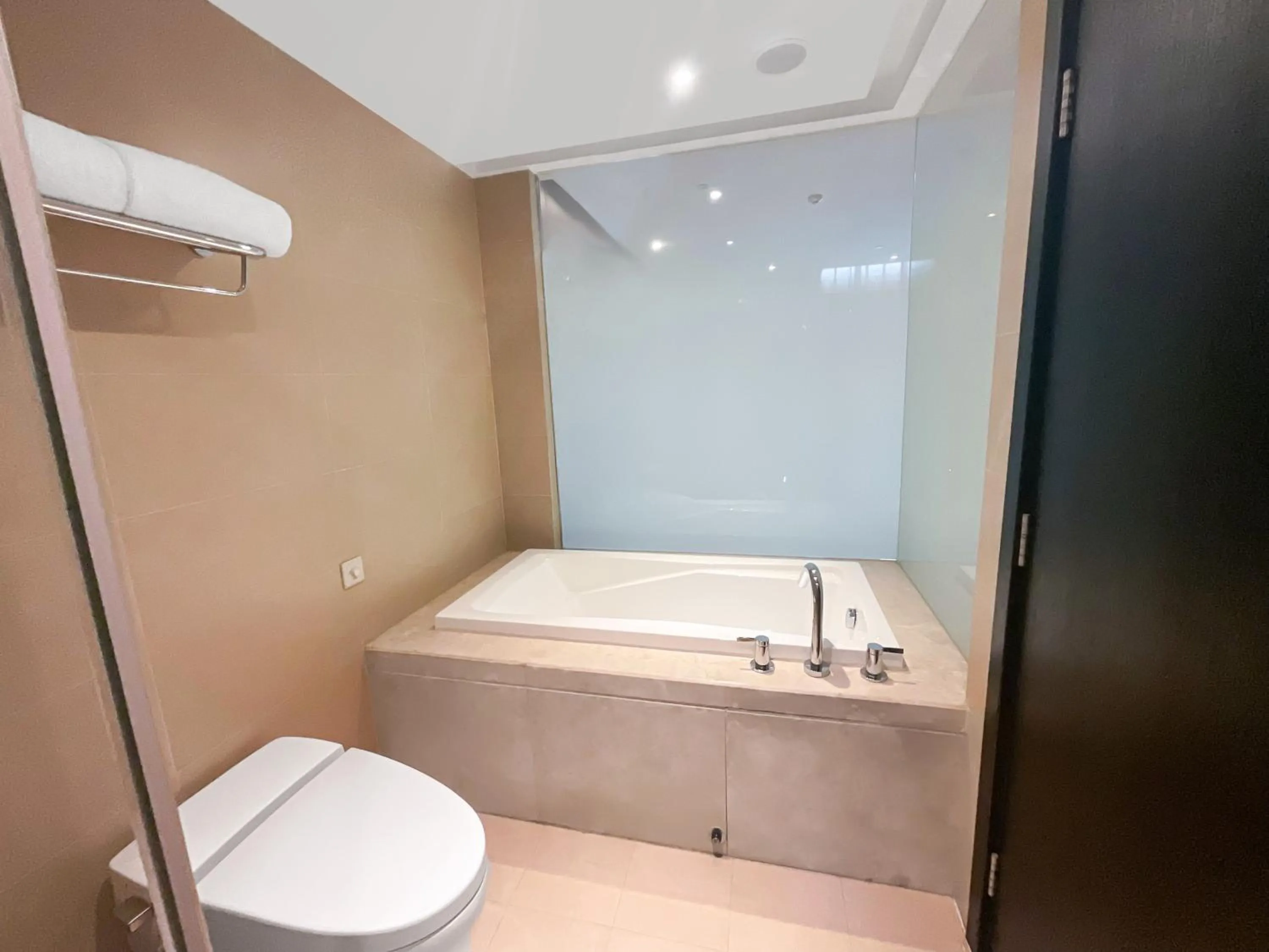 Bath in Crystal Orange Hotel Shanghai International Tourism Resort Chuansha